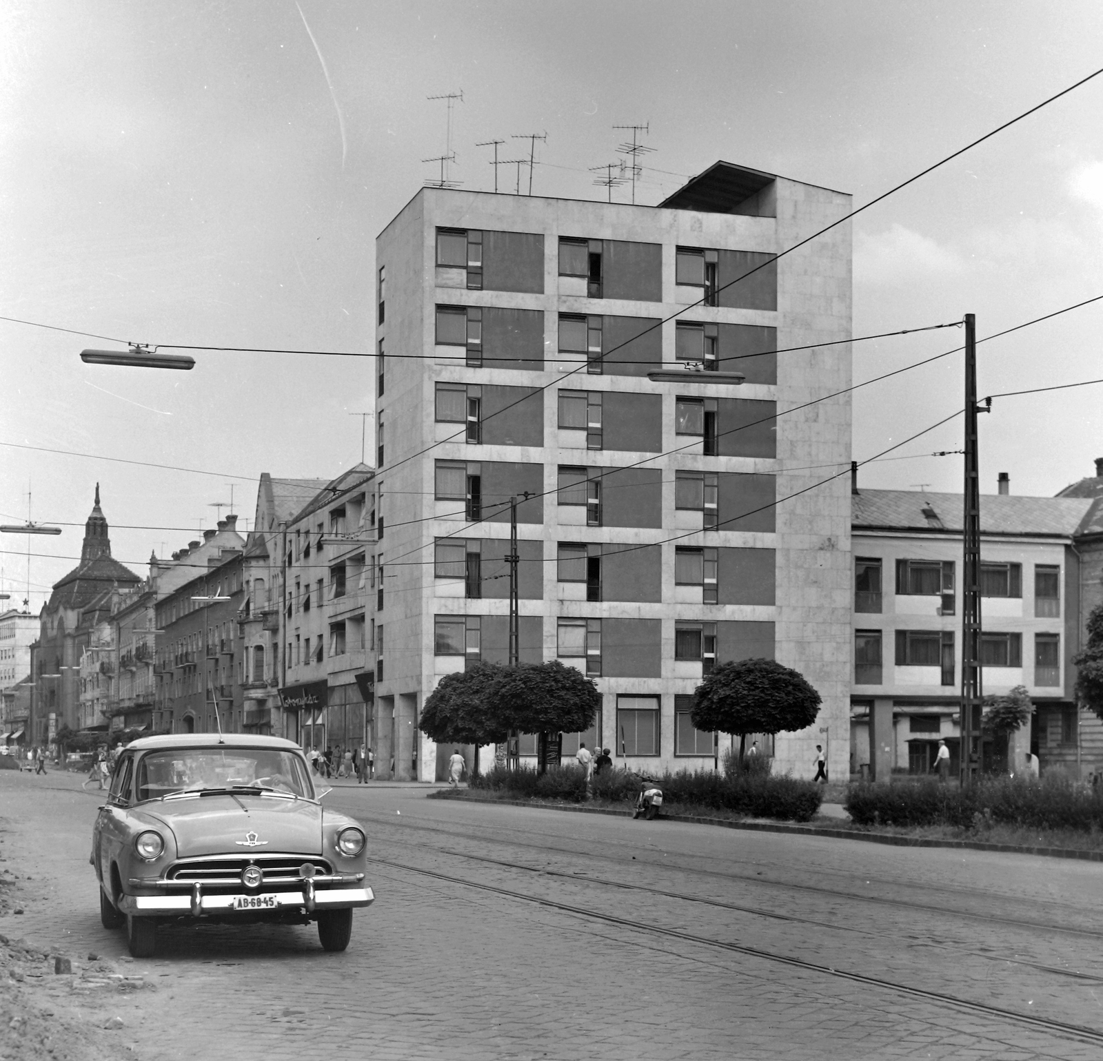 Magyarország, Debrecen, Piac utca (Vörös Hadsereg útja) a Petőfi térről nézve., 1966, Építésügyi Dokumentációs és Információs Központ, VÁTI, szovjet gyártmány, GAZ-márka, automobil, GAZ M21 Volga, rendszám, Fortepan #28776