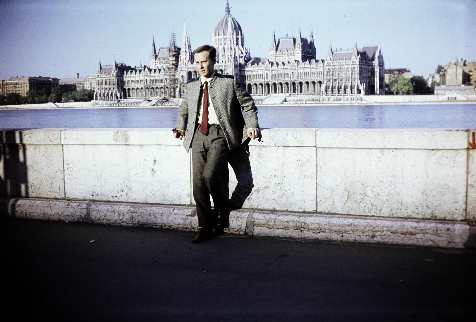 Magyarország, Budapest I.,Budapest V., Bem rakpart, háttérben a Parlament., 1971, Tóth Pál, színes, Budapest, Fortepan #287763