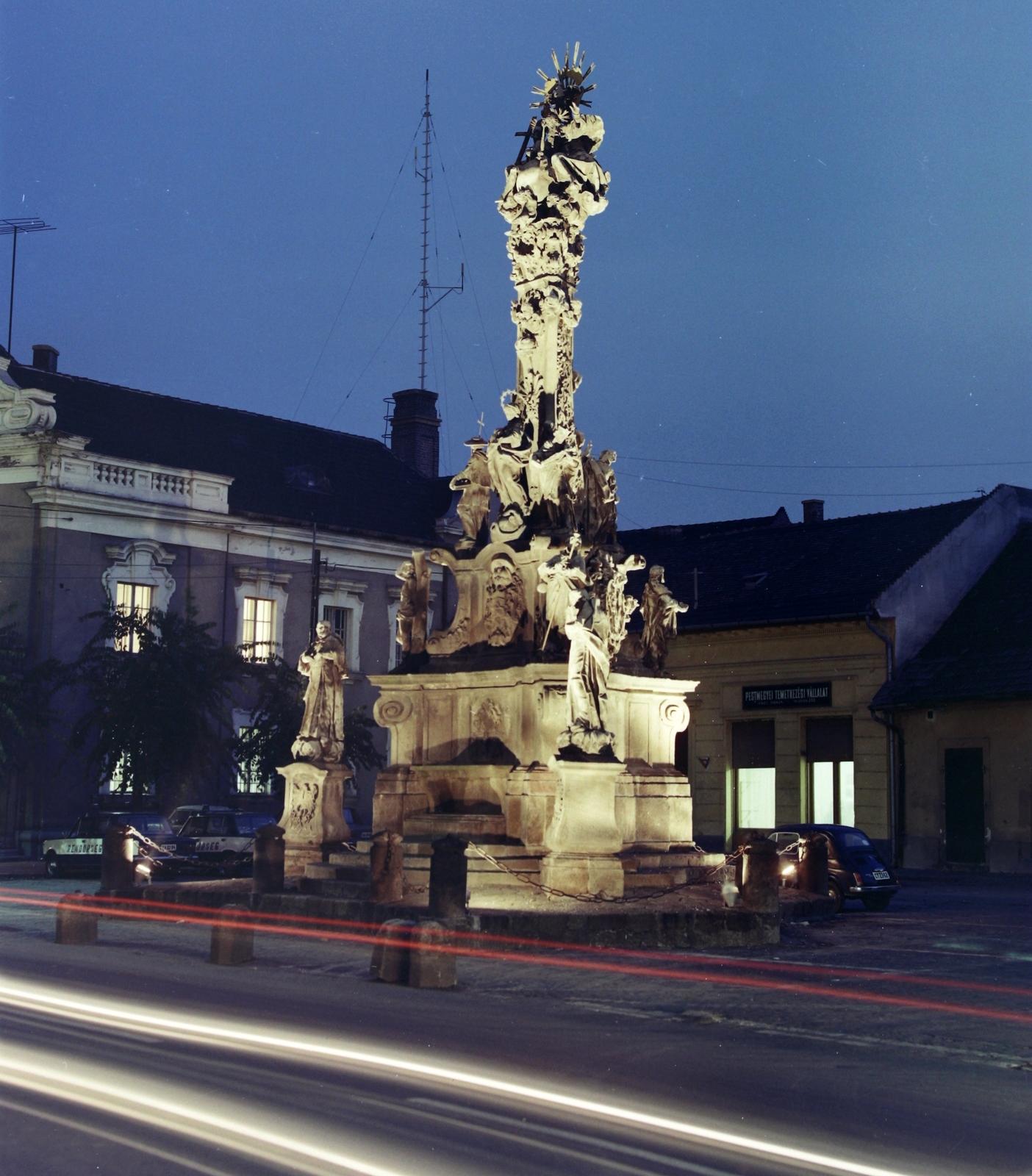 Hungary, Vác, Szentháromság tér, Szentháromság-szobor., 1974, Építésügyi Dokumentációs és Információs Központ, VÁTI, colorful, Fortepan #28777