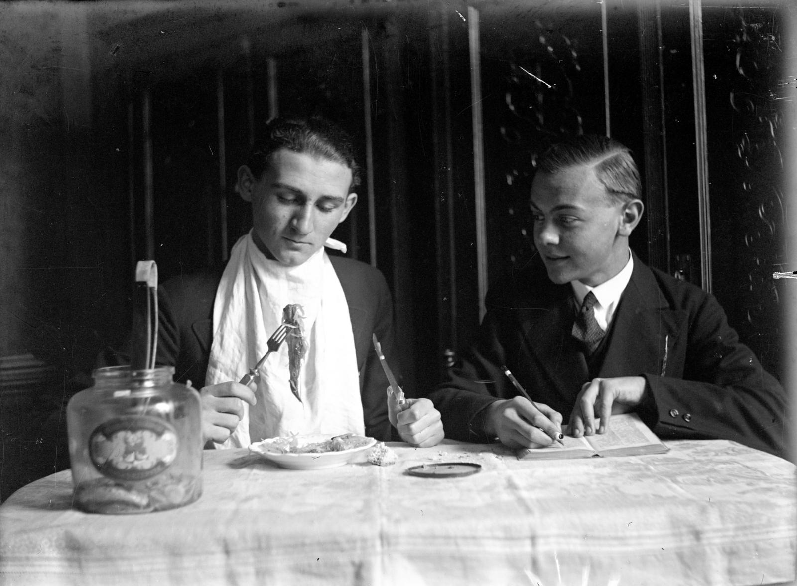 1932, Fábián István, Best of, férfiak, üveg, villa, étkezés, tányér, Fortepan #287797