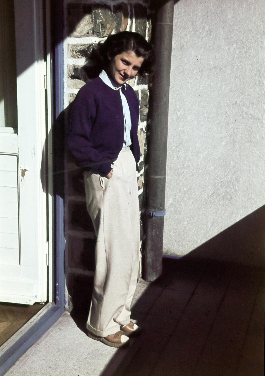 Magyarország, Cs. Juhász Sára építész., 1955, Csaba László örökösei, színes, zsebredugott kéz, nő, nadrág, kardigán, Fortepan #287816