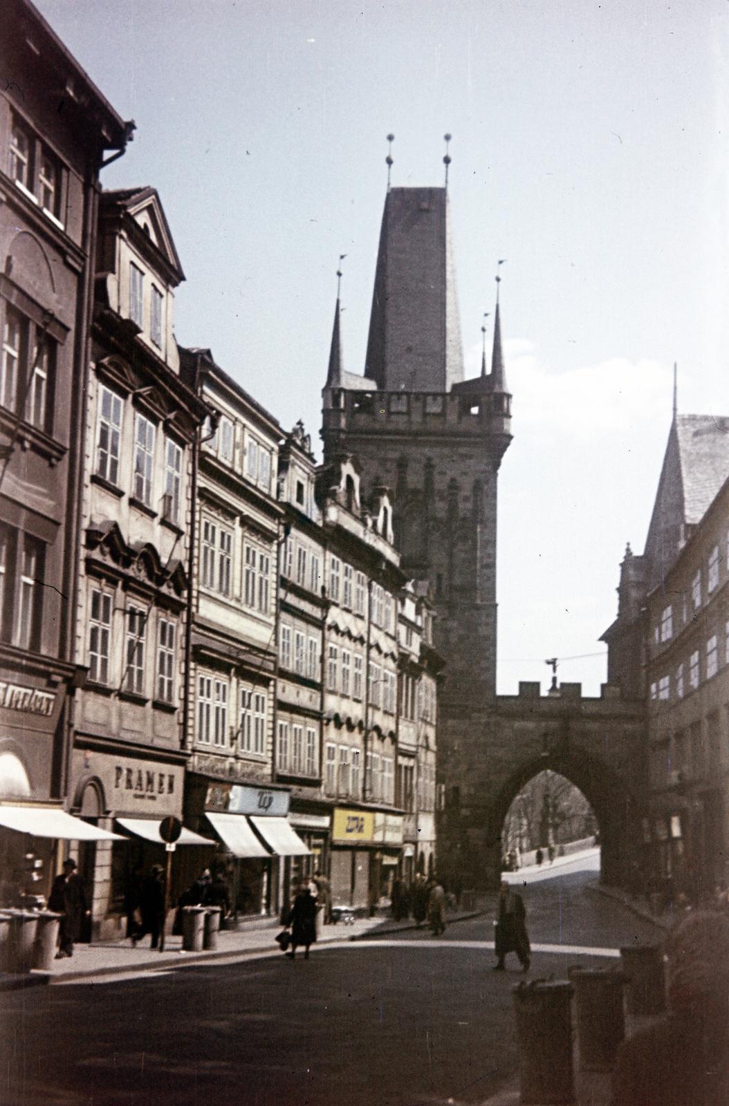 Czech Republik, Prague, Malá Strana (Kisoldal), a Mostecká ulice a Károly híd kisoldali tornya felé nézve., 1955, Csaba László örökösei, tower, colorful, street view, monument, Fortepan #287822