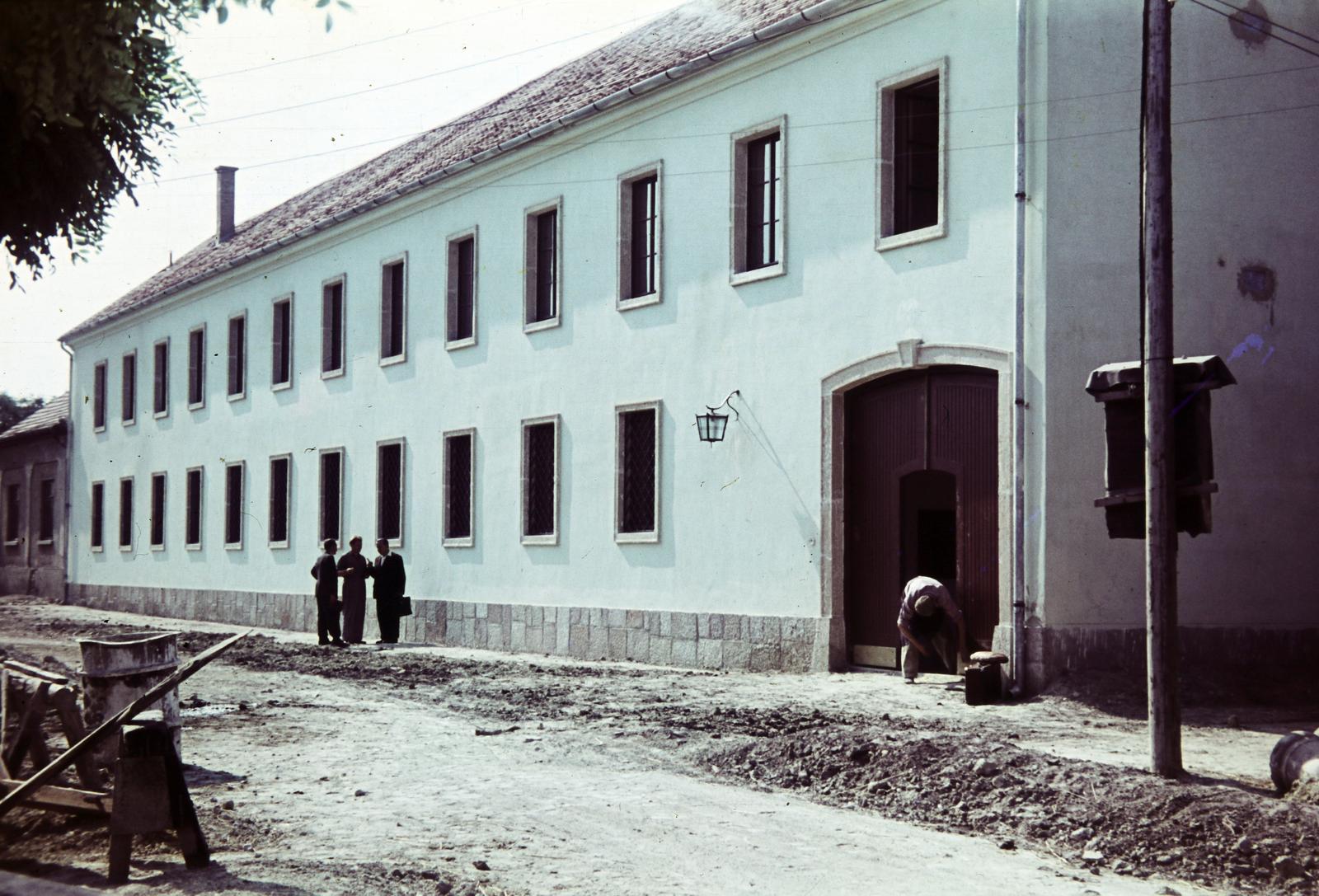 Hungary, Székesfehérvár, Vértanú utca 22., a Vörös Október Férfi Ruhagyár székesfehérvári üzeme., 1955, Csaba László örökösei, colorful, building, Fortepan #287823