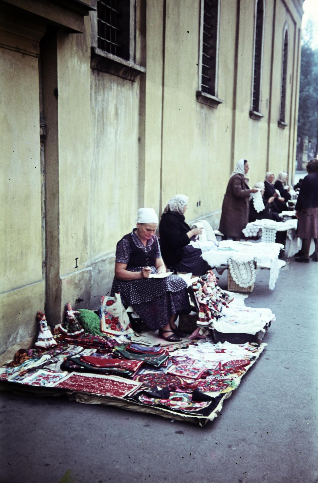 Hungary, Budapest VIII., Rákóczi út, matyó kézimunkaárusok kirakodóvására a Szent Rókus-kápolna mellett., 1955, Csaba László örökösei, church, embroidery, handcraft, colorful, folk costume, folk art, Budapest, Fortepan #287828