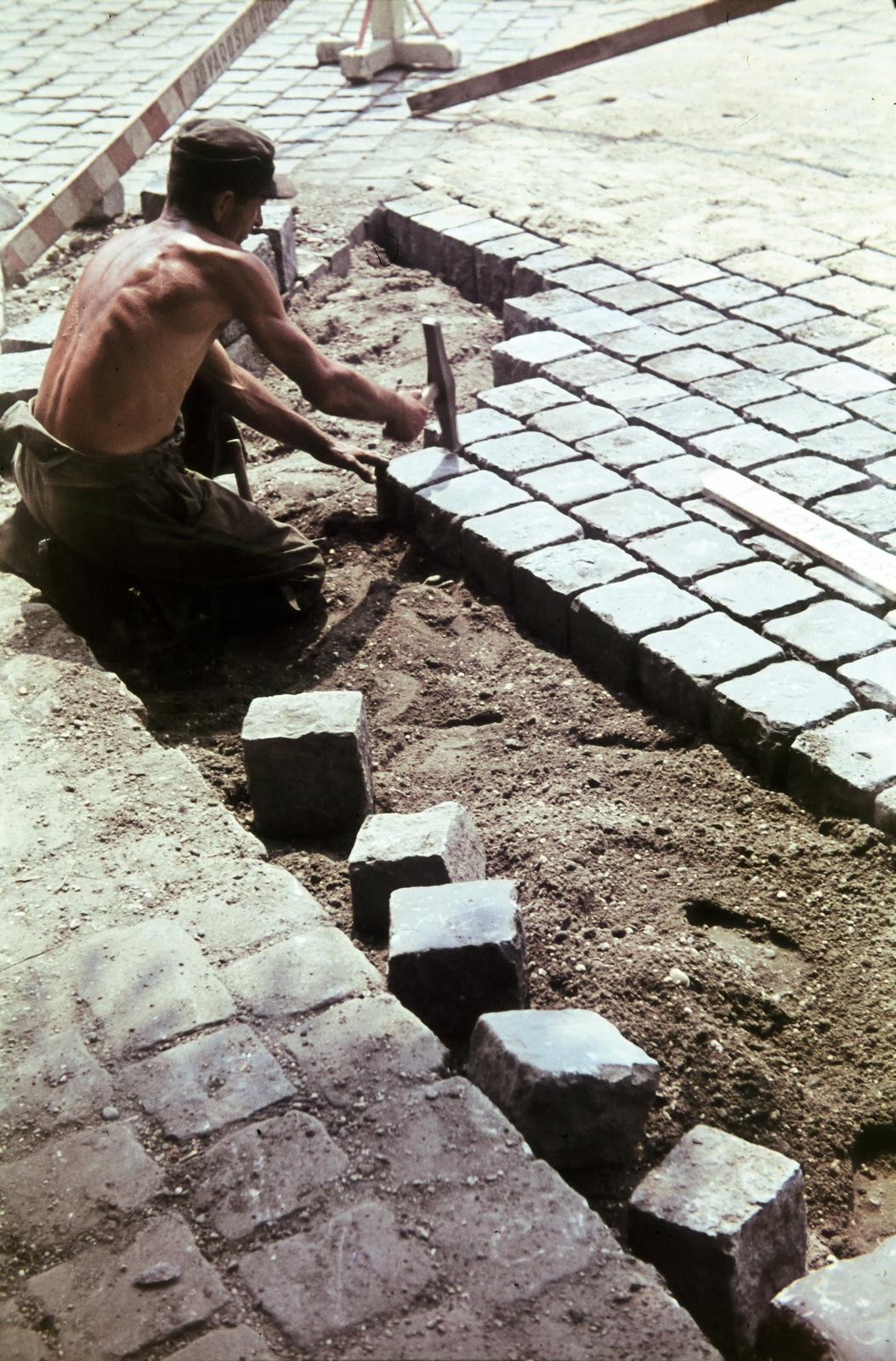 1955, Csaba László örökösei, road construction, colorful, kneeling, worker, half-naked, big ashlar, cobblestones, Fortepan #287834