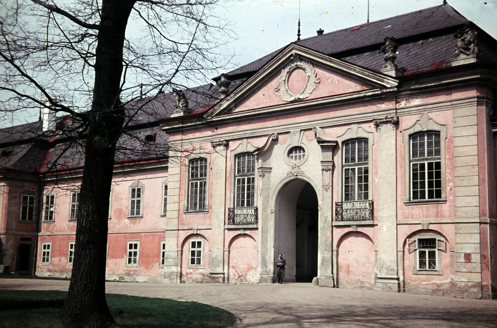 Csehország, Dobříš, Dobříš kastély, a felvétel az udvar felől készült., 1955, Csaba László örökösei, színes, épület, Fortepan #287838