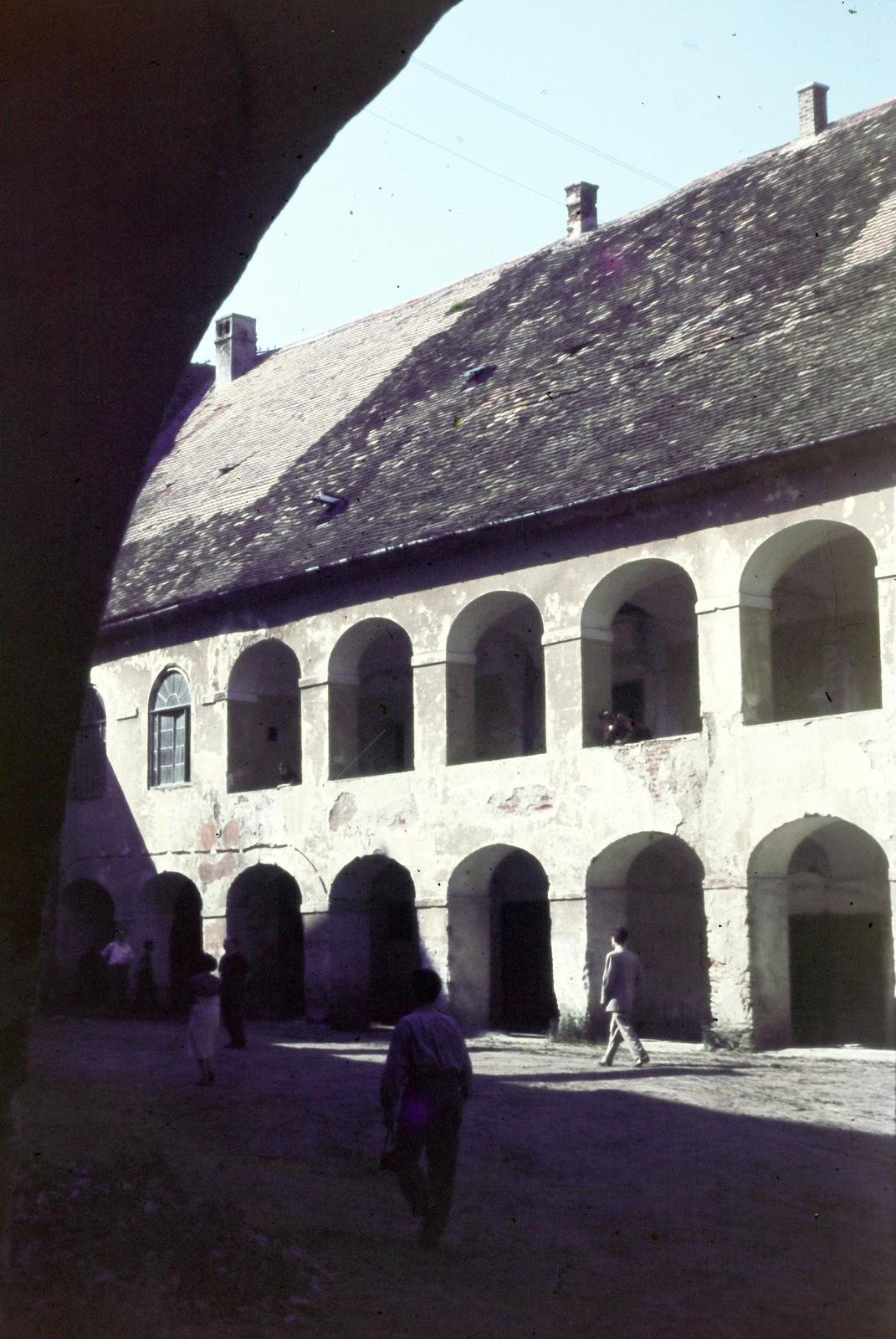 Magyarország, Kőszeg, Jurisics-vár, a belső vár udvara., 1955, Csaba László örökösei, színes, árkád, Fortepan #287842