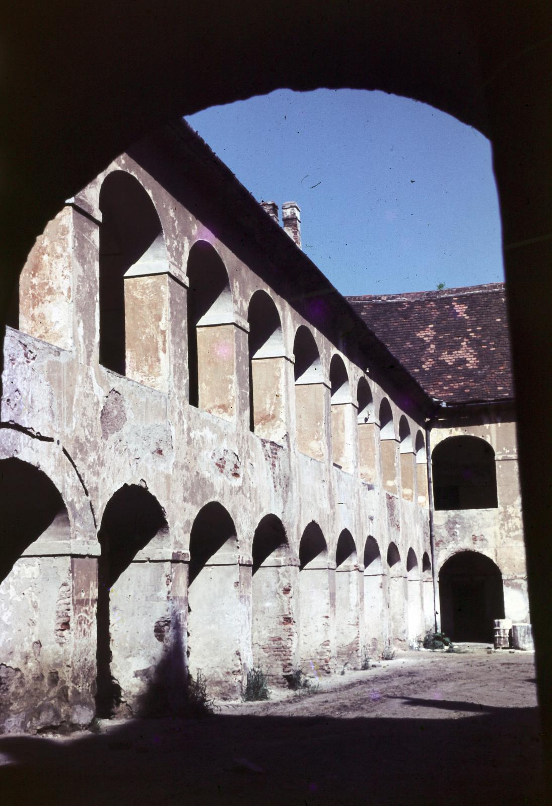 Magyarország, Kőszeg, Jurisics-vár, a belső vár udvara., 1955, Csaba László örökösei, színes, árkád, Fortepan #287843