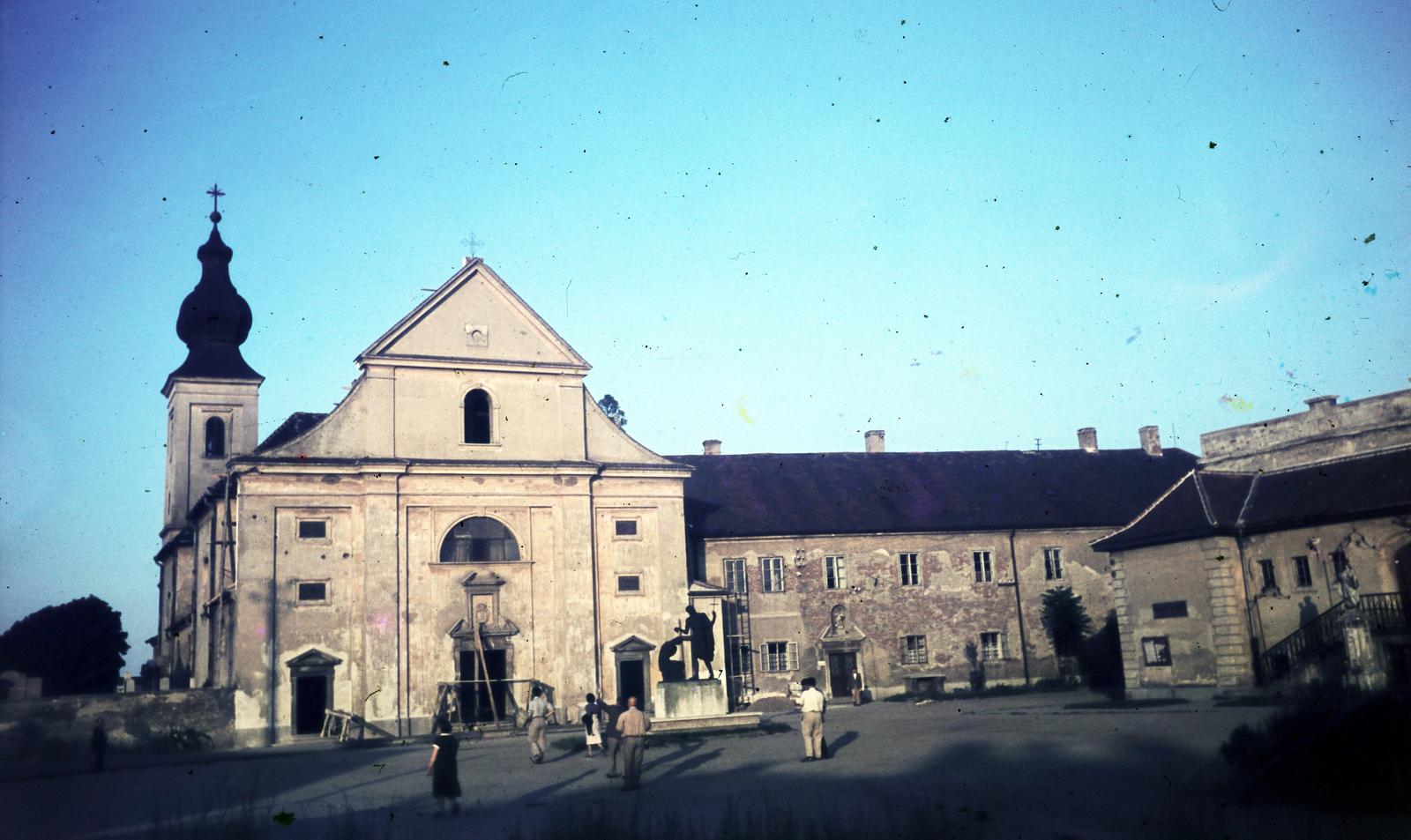 Hungary, Szombathely, Szent Márton tér, háttérben a Szent Márton-templom, előtérben a Szent Márton megkereszteli édesanyját című szobor (Rumi Rajki István, 1938.)., 1955, Csaba László örökösei, colorful, church, sculpture, Catholic Church, Fortepan #287847