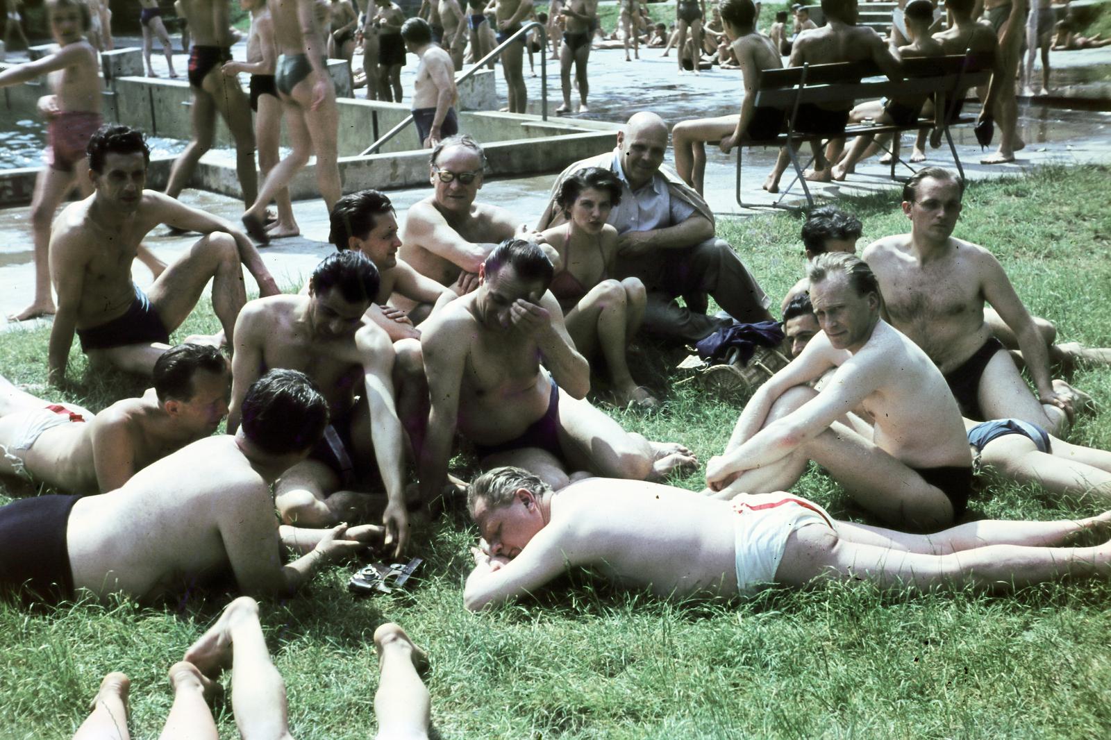 Hungary, Szombathely, Strandfürdő., 1955, Csaba László örökösei, colorful, portable radio, beach, men, Fortepan #287848