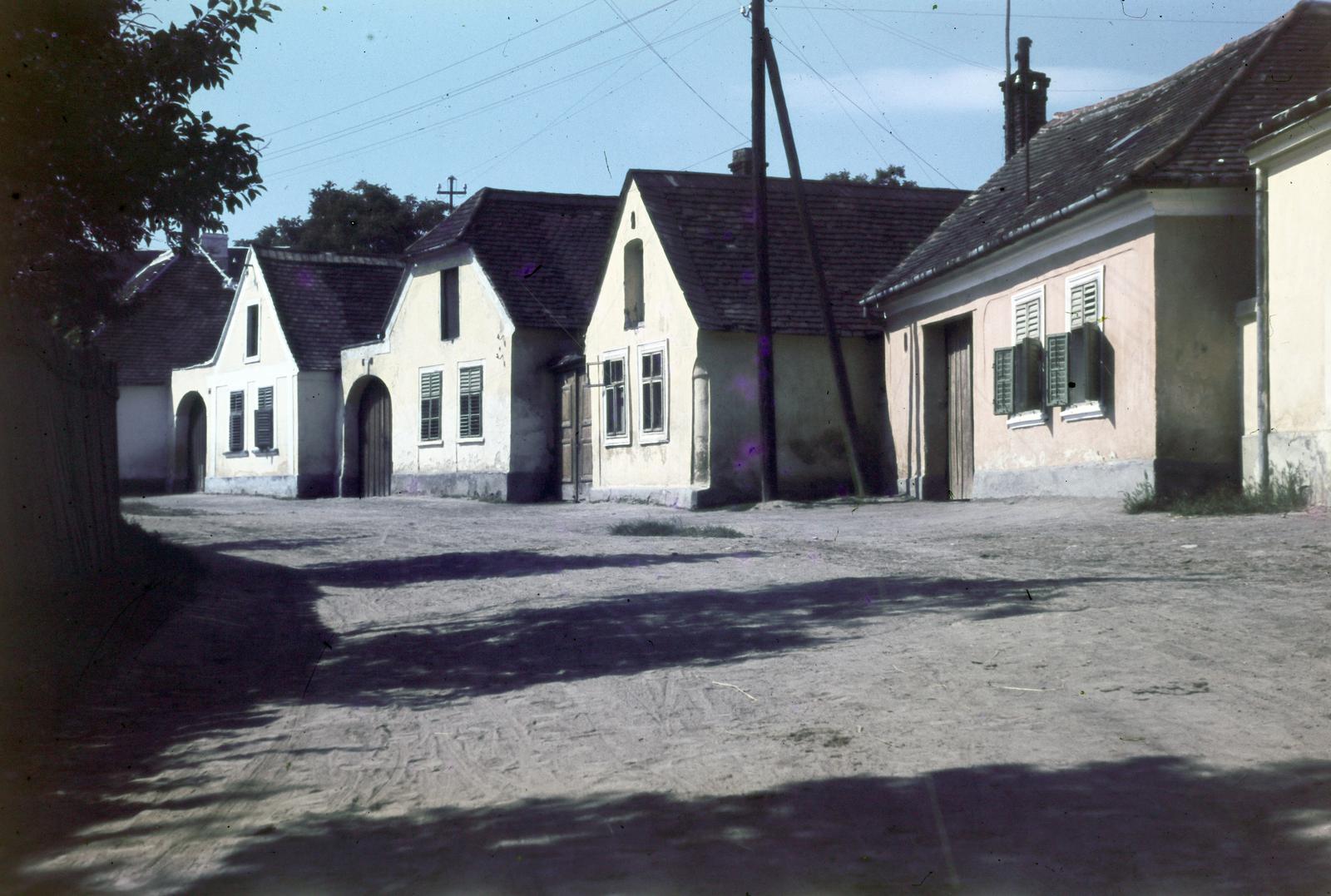 Hungary, Kőszeg, Várkör, szemben a 82., 84. és 86. számú házak, az un. kapásházak., 1955, Csaba László örökösei, colorful, house, dirt road, venetian blind, Fortepan #287850