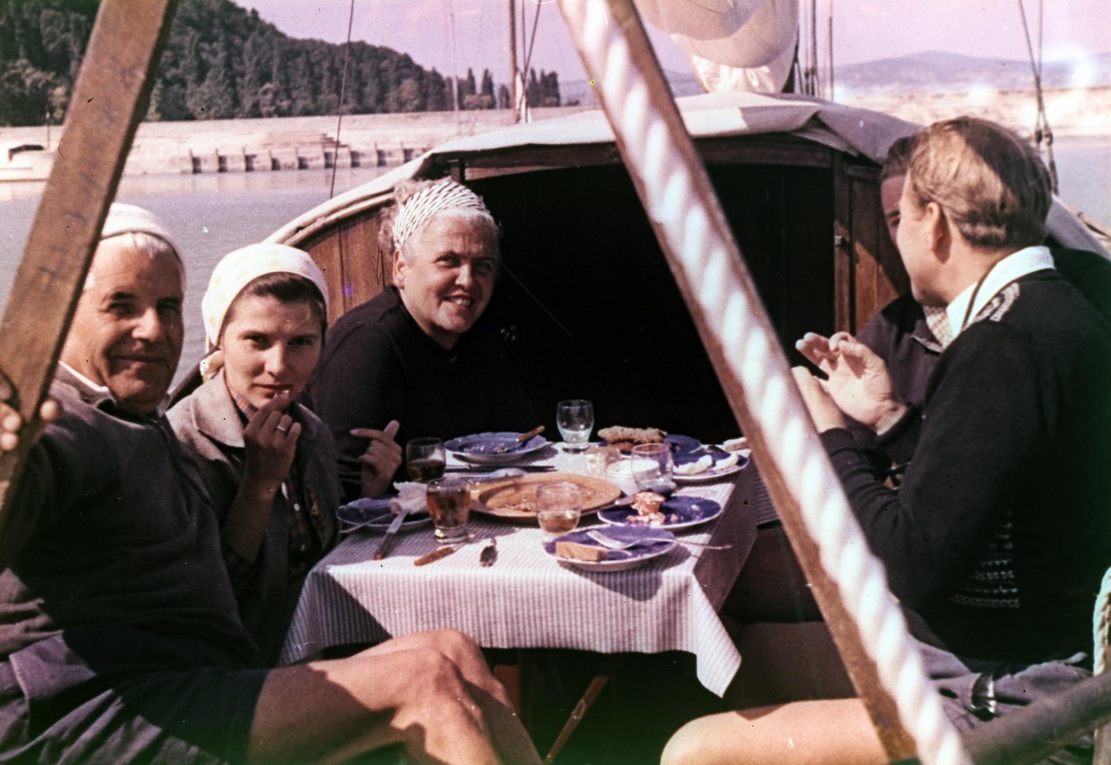 Hungary,Lake Balaton, Tihany, balról a második Cs. Juhász Sára építész, a felvétel a kikötőben egy vitorlás fedélzetén készült., 1955, Csaba László örökösei, sailing, meal, colorful, sailboat, Fortepan #287852