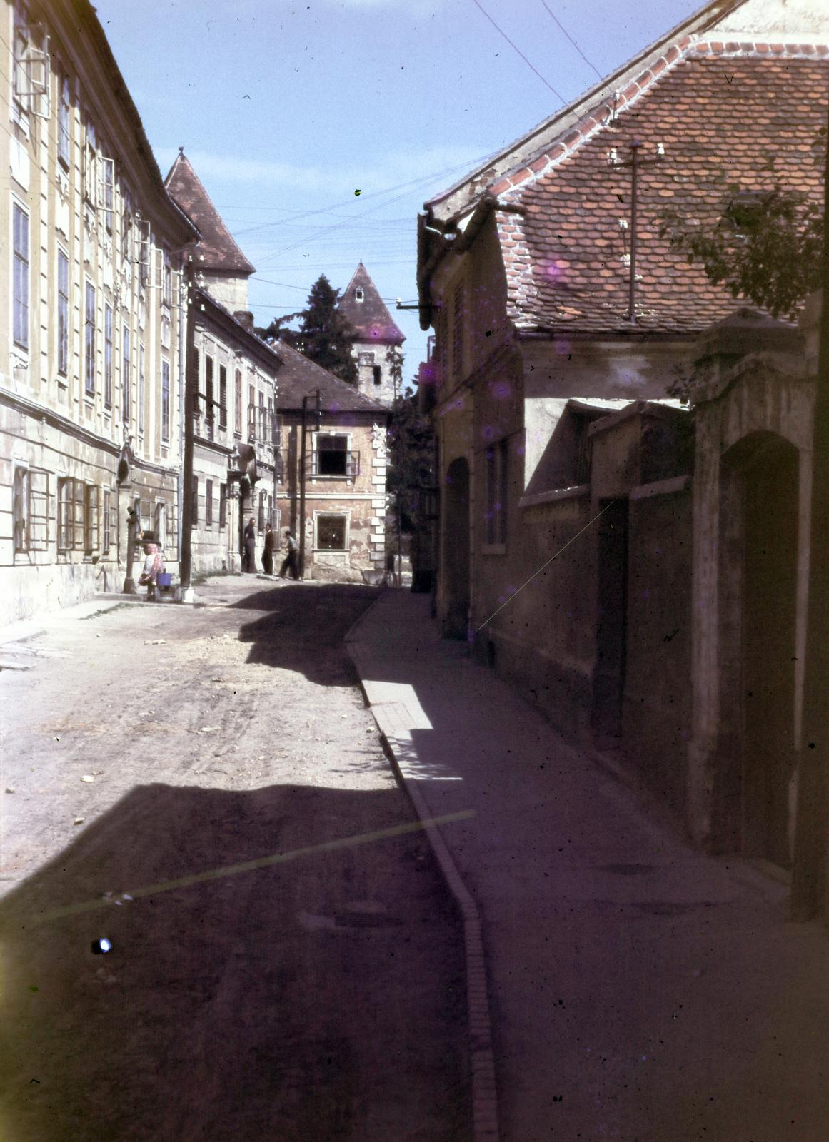 Hungary, Kőszeg, Chernel utca, háttérben a Jurisics-vár., 1955, Csaba László örökösei, colorful, street view, Fortepan #287856