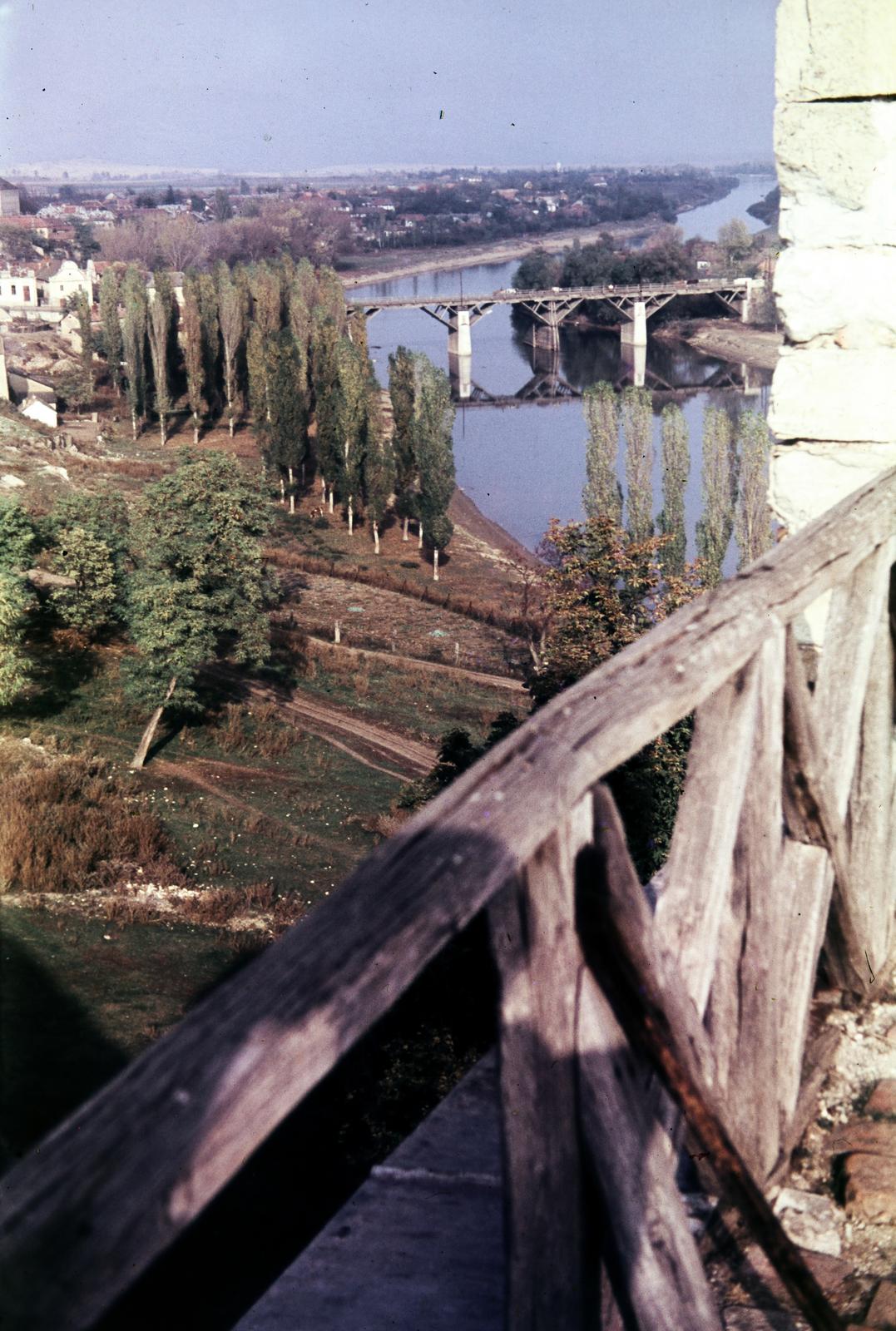 Hungary, Sárospatak, Rákóczi-vár, kilátás a Bodrog folyó feletti híd felé., 1955, Csaba László örökösei, bridge, colorful, machicolation, landscape, Fortepan #287861