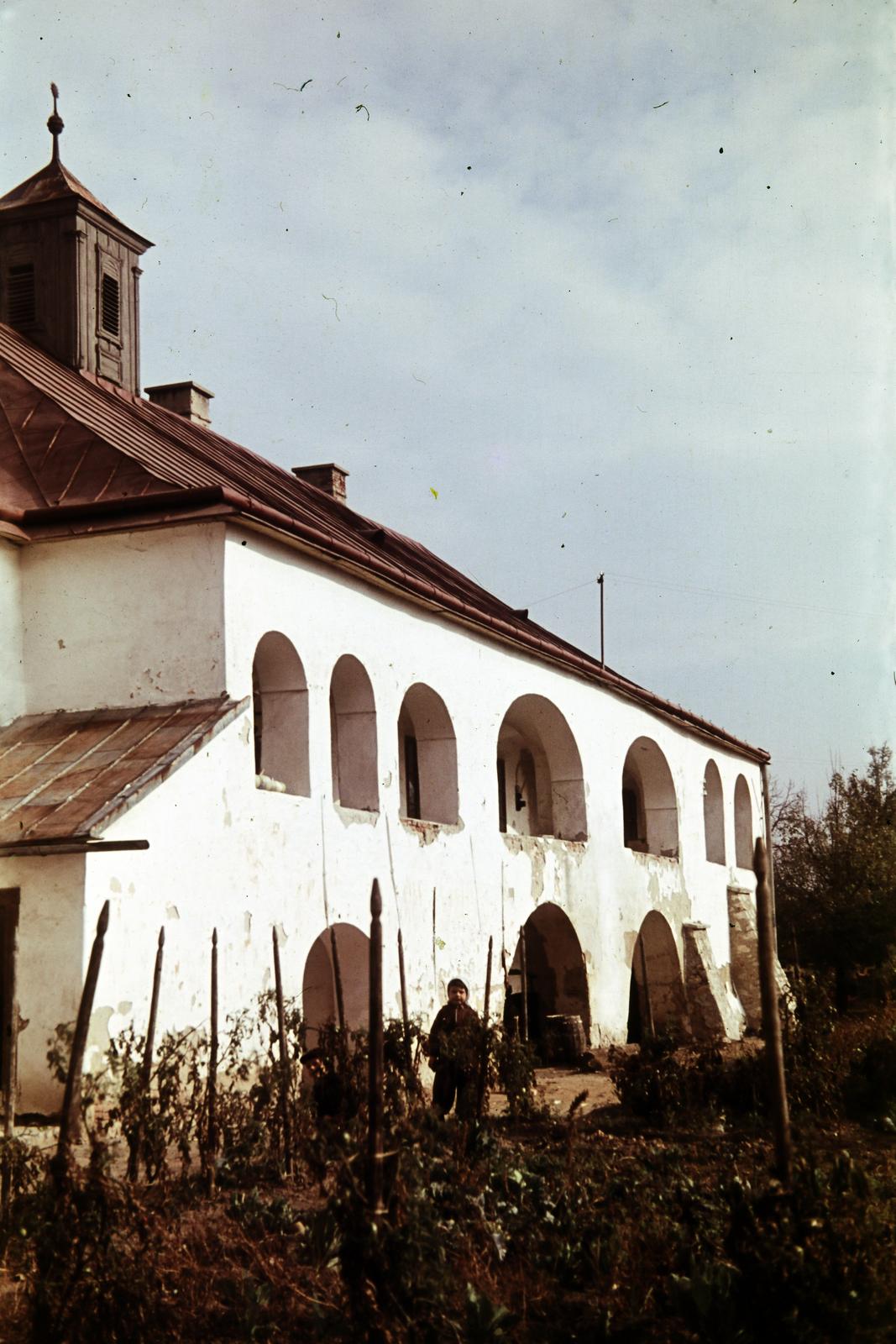 Hungary, Sárospatak, a Református Kollégium udvarán az úgynevezett Berna-sor., 1955, Csaba László örökösei, colorful, Fortepan #287862