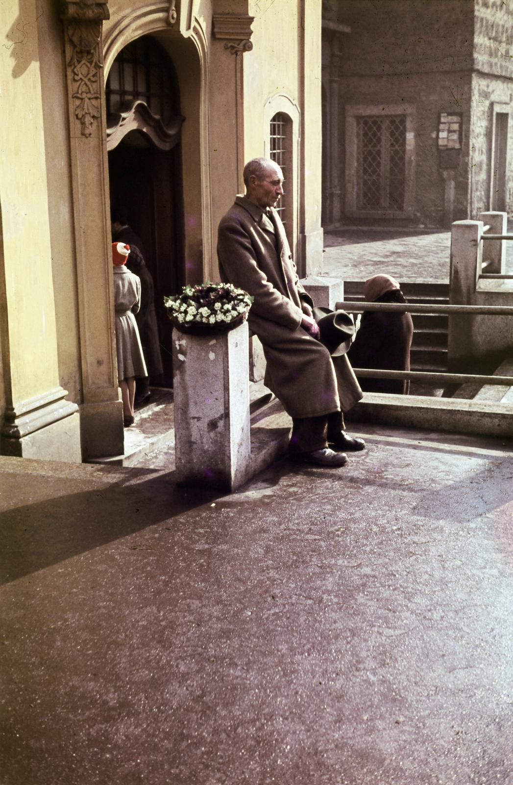 Magyarország, Budapest VIII., Gyulai Pál utca, a felvétel a Szent Rókus-kápolna előtt készült., 1955, Csaba László örökösei, templom, színes, virágárus, Budapest, Fortepan #287867