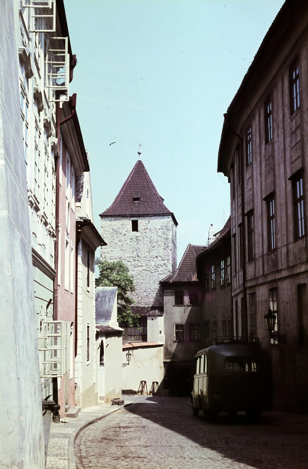 Czech Republik, Prague, Hradzsin, Jiřská ulice, szemben a Fekete torony., 1955, Csaba László örökösei, colorful, Fortepan #287874