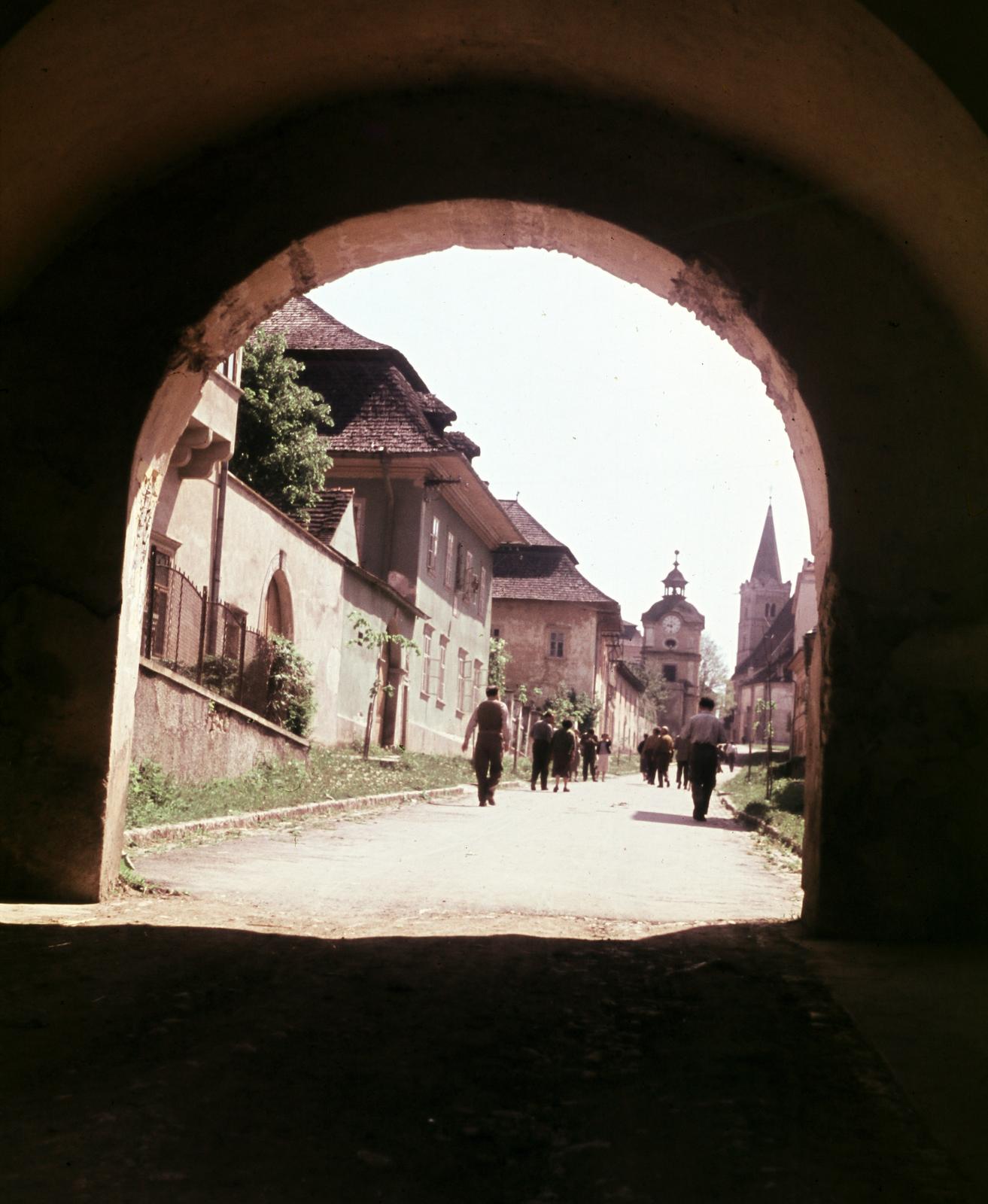 Slovakia, Spišské Podhradie, Szepeshely (ekkor önálló, ma a város része), a kanonoksor végénél balra a Szent Márton székesegyház, jobbra a püspöki székhely harangtornya., 1956, Csaba László örökösei, colorful, passage, Czechoslovakia, Fortepan #287879