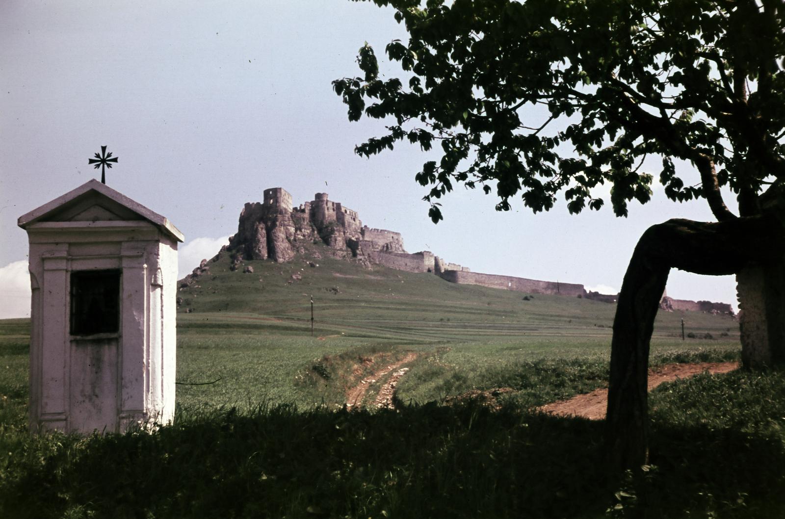 Szlovákia, Szepesváralja, Szepes vára., 1955, Csaba László örökösei, színes, vár, kálvária, várrom, kereszt_jelkép, Fortepan #287880