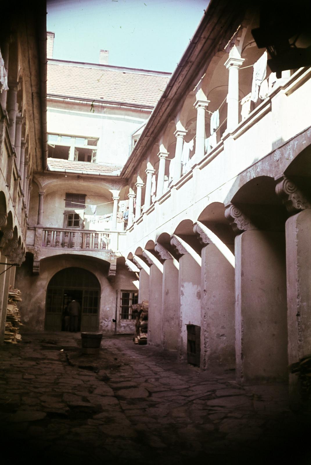 Slovakia, Levoča, főtér (Námestie Majstra Pavla) 43., a Máriássy-ház udvara., 1956, Csaba László örökösei, colorful, Czechoslovakia, Fortepan #287885