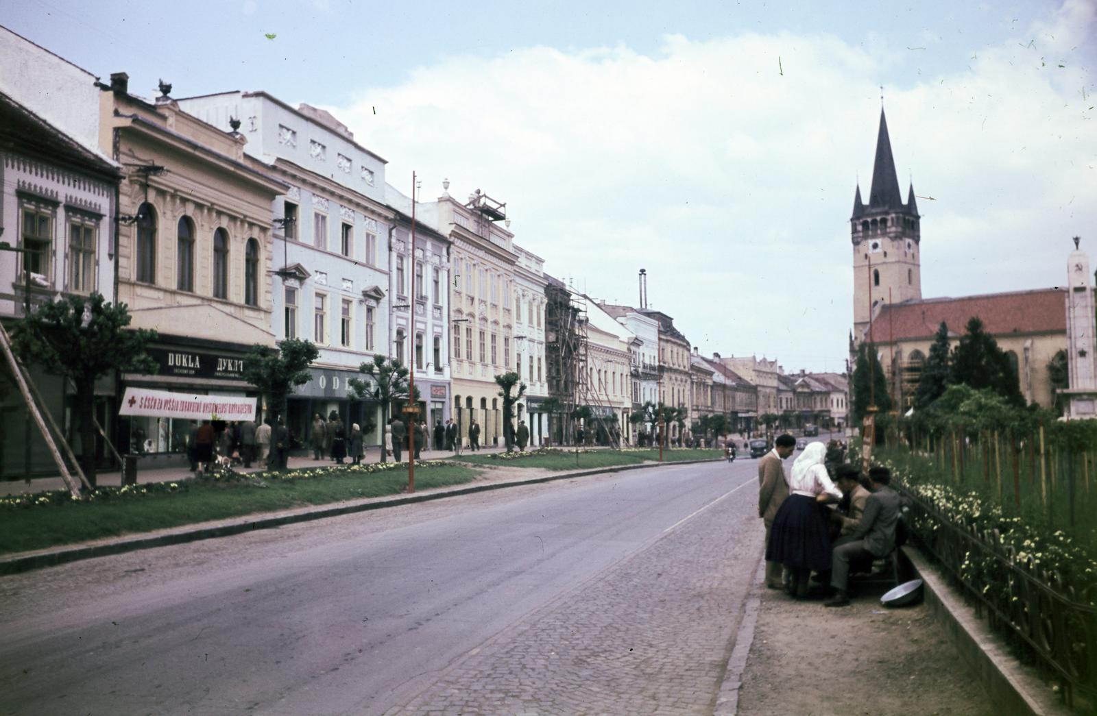 Szlovákia, Eperjes, Fő utca, háttérben a Szent Miklós-székesegyház., 1956, Csaba László örökösei, színes, utcakép, forradalom, Fortepan #287888