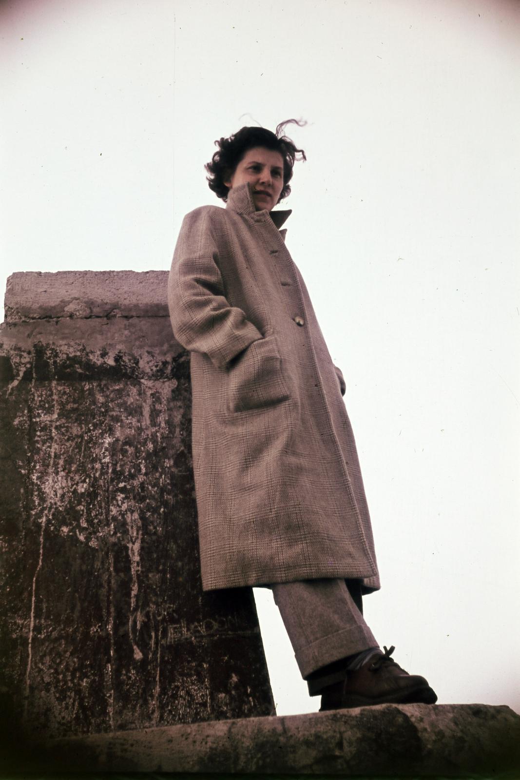 Cs. Juhász Sára építész., 1956, Csaba László örökösei, leaning, hands in pockets, coat, lady, Fortepan #287890
