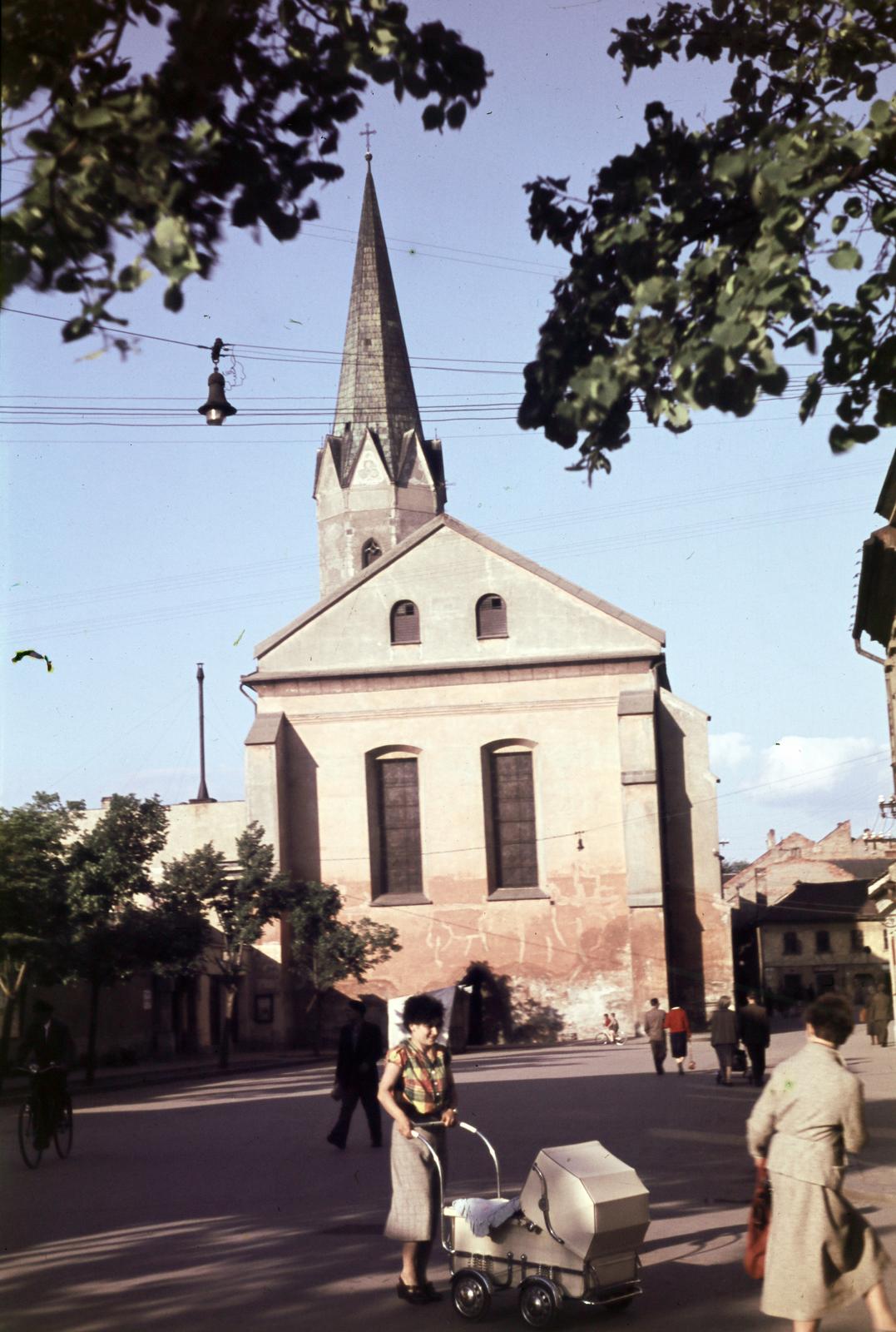 Slovakia, Košice, Domonkos tér (Dominikánske námestie), szemben a Domonkos templom., 1956, Csaba László örökösei, colorful, church, baby carriage, Fortepan #287895