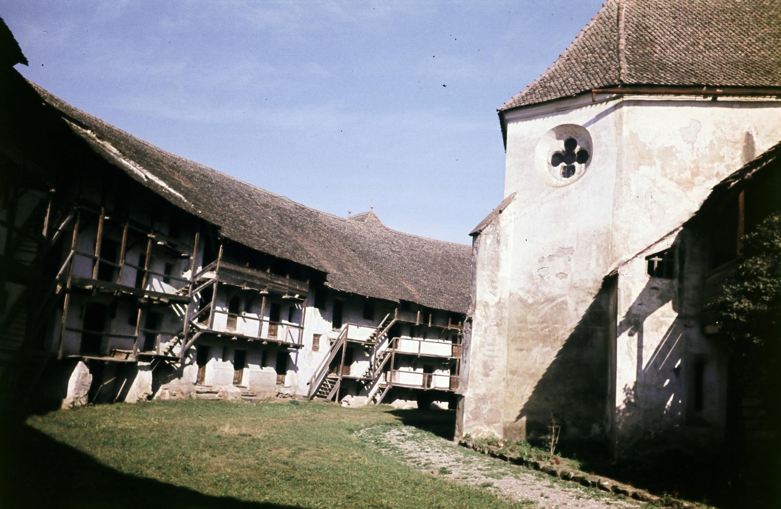 Románia,Erdély, Prázsmár, evangélikus erődtemplom., 1956, Csaba László örökösei, színes, mérmű, lépcső, erődtemplom, szász etnikum, Fortepan #287907