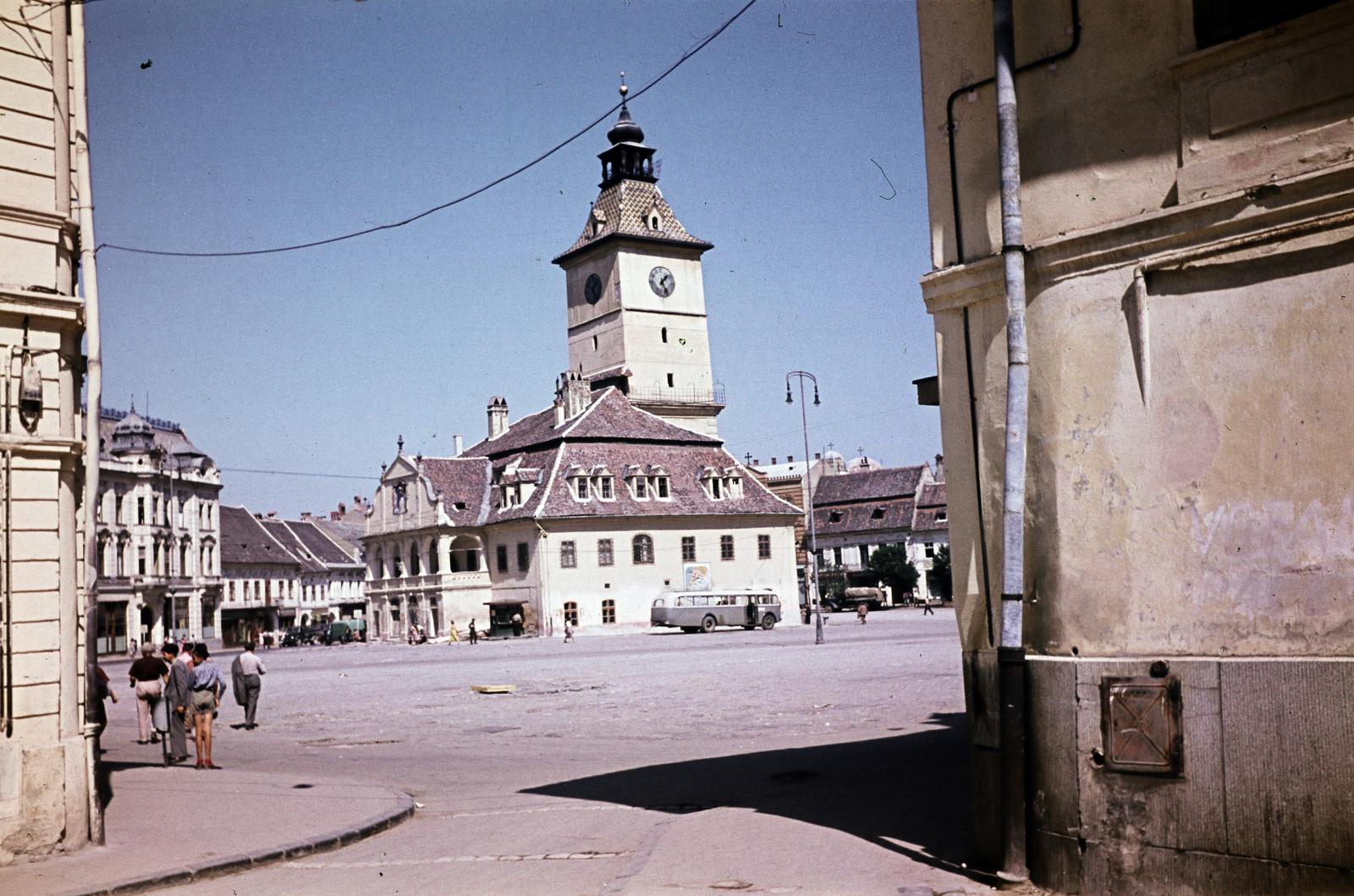 Románia,Erdély, Brassó, (ekkor Orașul Stalin / Sztálinváros), Fő tér (ekkor Piața 23 August, ma Tanács tér, Piața Sfatului), szemben a Tanácsháza (egykor Városháza, ma múzeum), 1956, Csaba László örökösei, középület, színes, Fortepan #287908