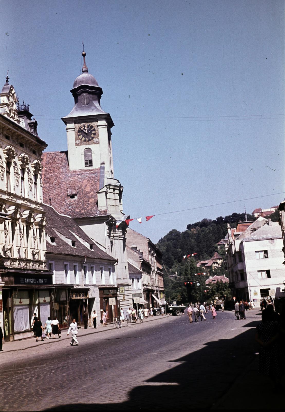 Romania,Transylvania, Brașov, Kolostor utca (Strada Mureșenilor), a Szent Péter és Pál-templom., 1956, Csaba László örökösei, church, colorful, street view, steeple, Latin Church, Fortepan #287909