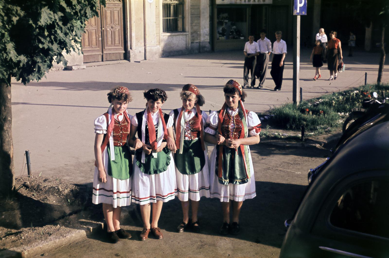 1956, Csaba László örökösei, színes, kart karba öltve, lányok, népviselet, csoportkép, Fortepan #287911