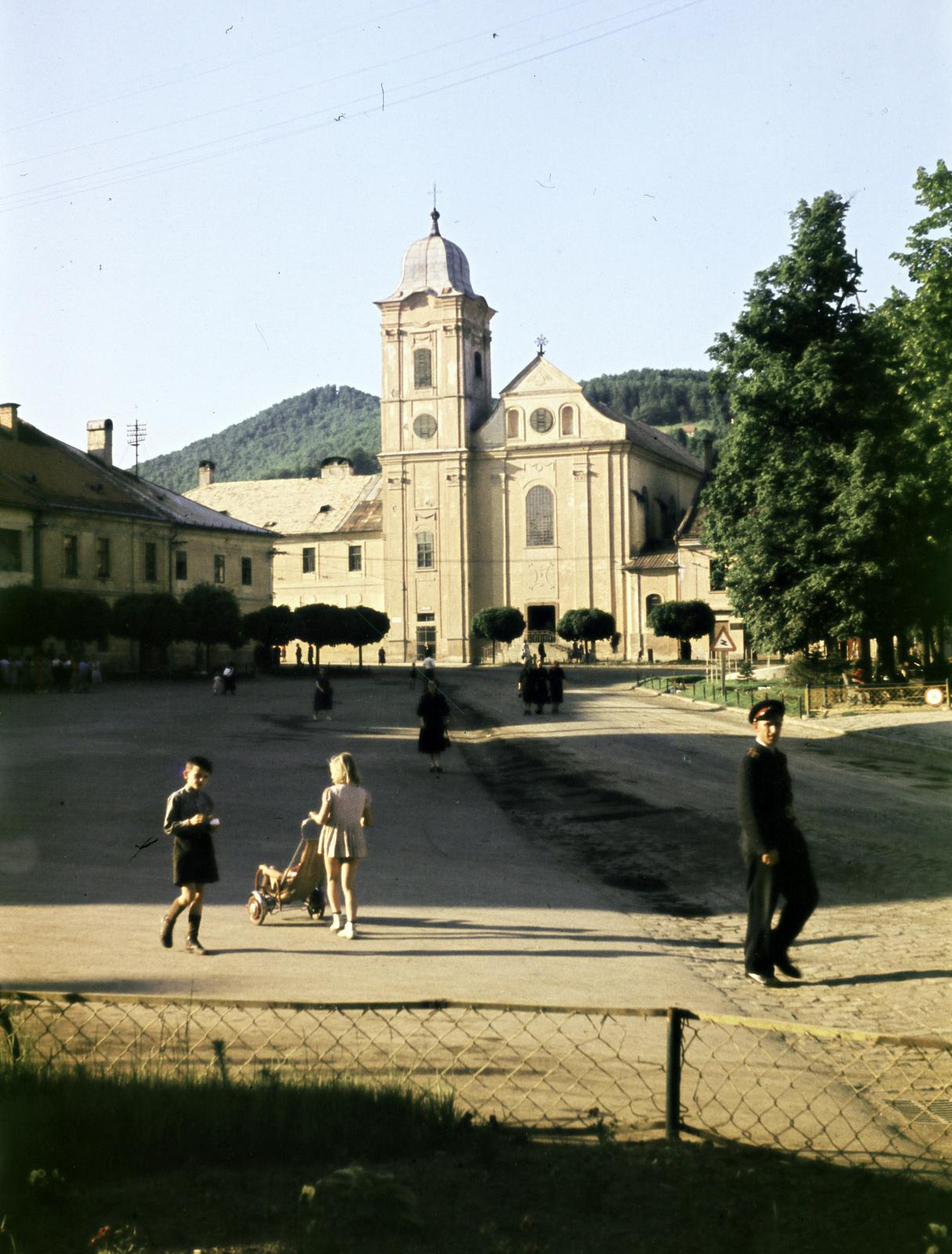 Slovakia, Rožňava, főtér (Námestie baníkov), szemben a ferences templom., 1957, Csaba László örökösei, colorful, church, Fortepan #287913