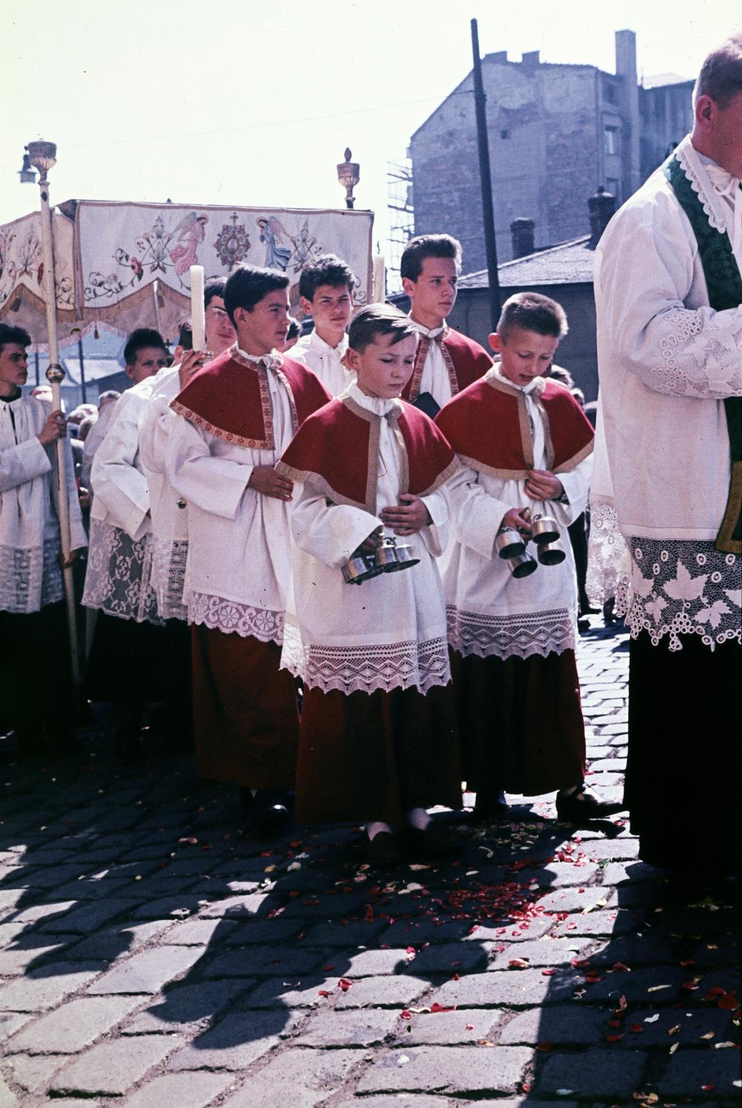 Magyarország, Budapest I., Krisztina tér, a felvétel a Havas Boldogasszony-templom mellett Úrnapi körmenetkor készült., 1957, Csaba László örökösei, körmenet, ministráns, oltáriszentség, Budapest, Fortepan #287922