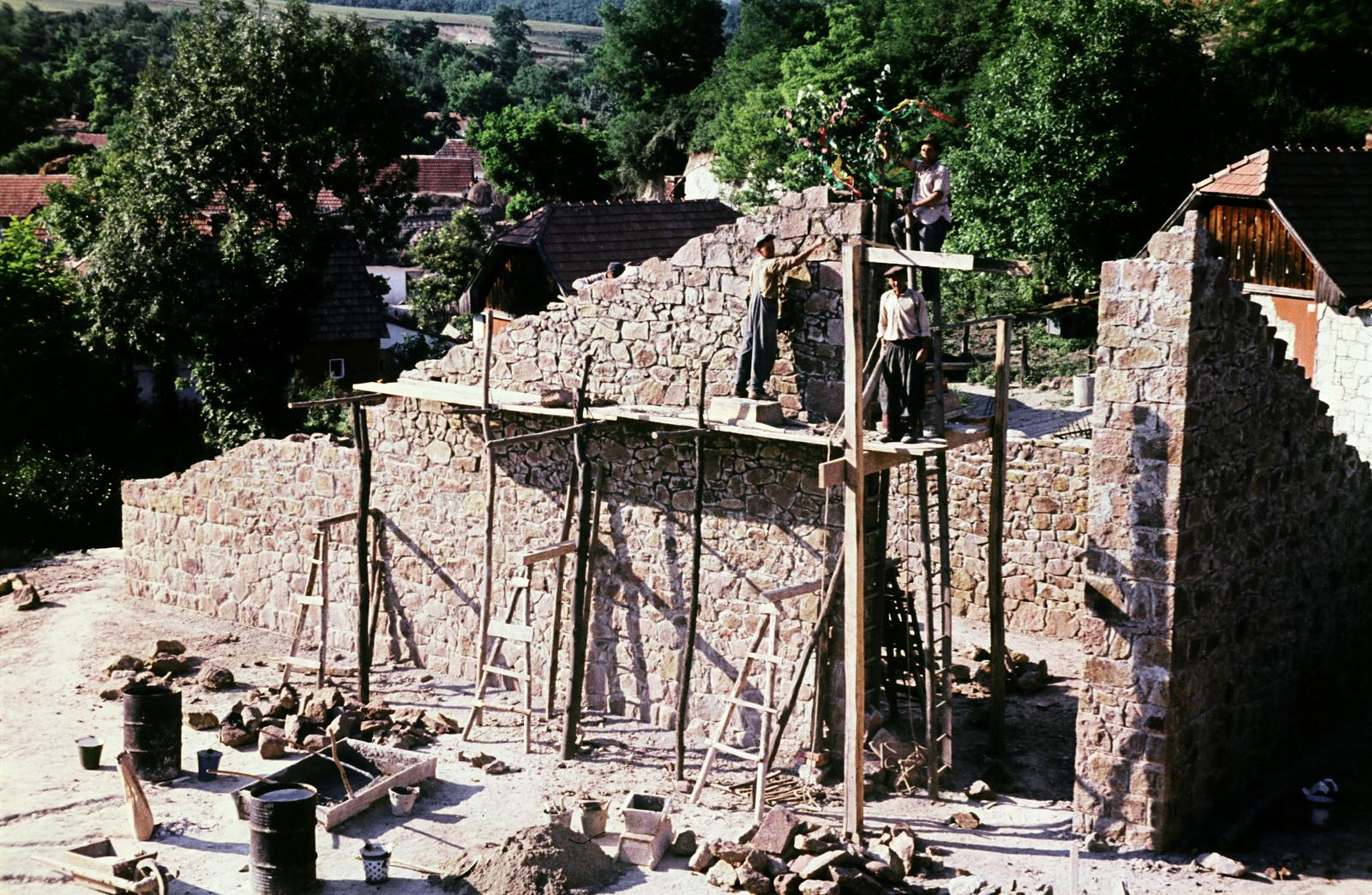 Hungary, Cserépváralja, Munkácsy Mihály utca (Felszabadítók útja), a Munkás Szent József-templom építkezése (tervező Csaba László, 1961.)., 1961, Csaba László örökösei, colorful, ladder, barrel, mortar box, freestone, masonry, scaffolding, Fortepan #287927