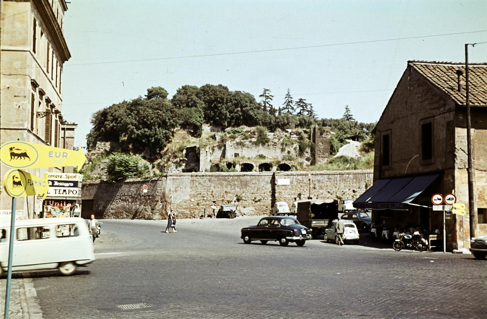 Italy, Rome, Via dei Cerchi, szemben a Via di San Teodoro, a Parco archeologico del Colosseo kőfala mögöt a Fortezze dei Frangipane romjai., 1960, Csaba László örökösei, colorful, Fortepan #287937