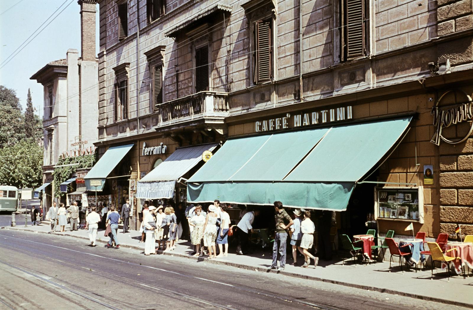 Italy, Rome, Piazza del Colosseo 3., 1960, Csaba László örökösei, colorful, street view, venetian blind, awning, Fortepan #287940