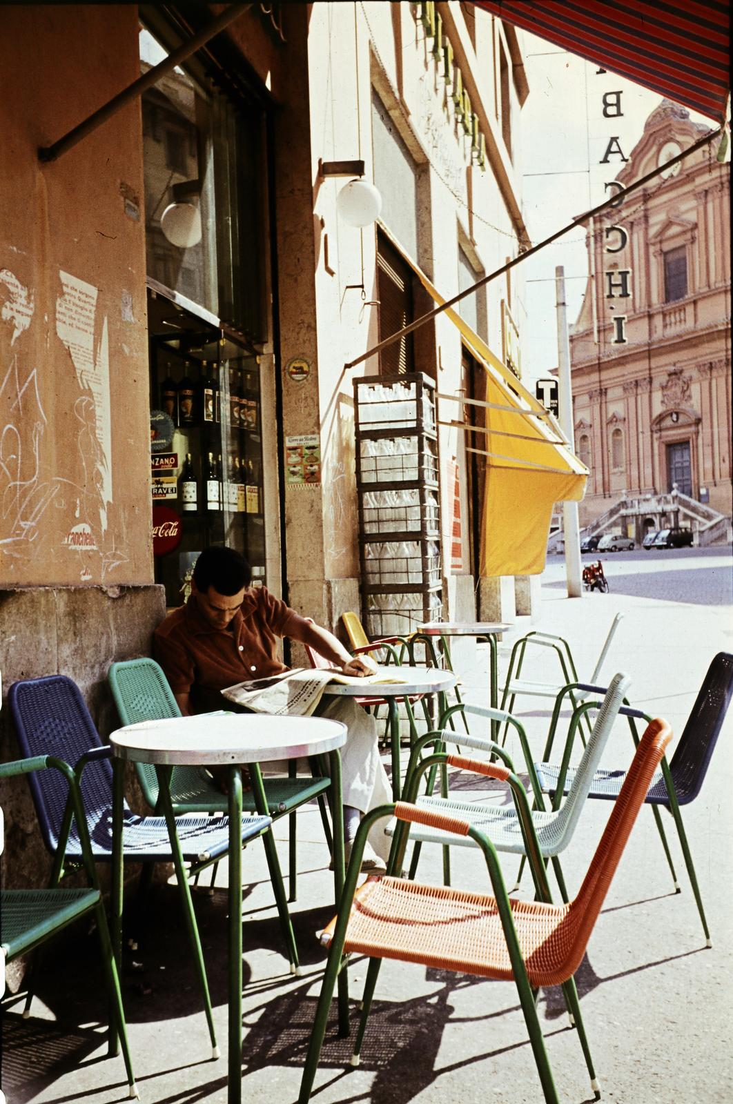 Italy, Rome, Via della Stazione di S. Pietro 15/17., háttérben a Chiesa di Santa Maria delle Grazie alle Fornaci., 1960, Csaba László örökösei, terrace, newspaper, reading, colorful, Fortepan #287942
