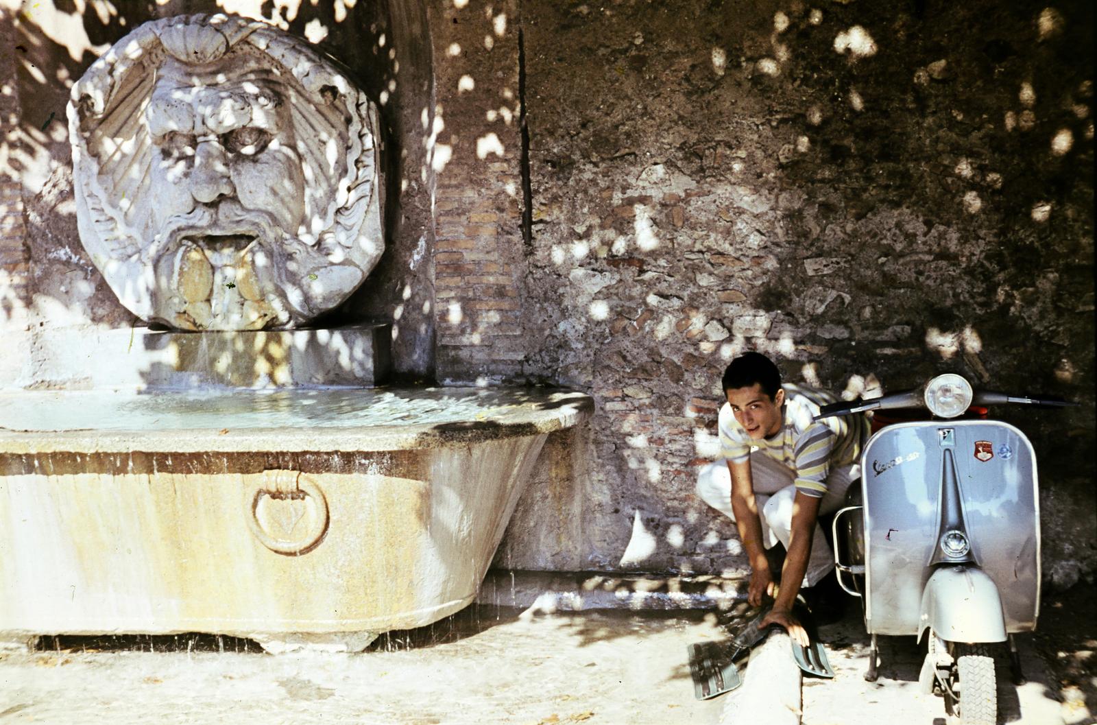 Olaszország, Róma, Piazza Pietro D'Illiria, Fontana all'ingresso., 1960, Csaba László örökösei, Best of, Vespa-márka, színes, Fortepan #287957