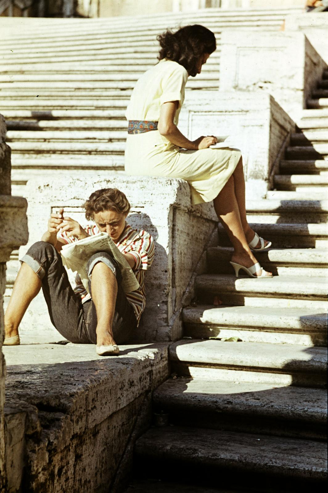 Italy, Rome, a felvétel a Spanyol-lépcsőn készült., 1960, Csaba László örökösei, colorful, reading, relaxation, sitting on stairs, Fortepan #287958