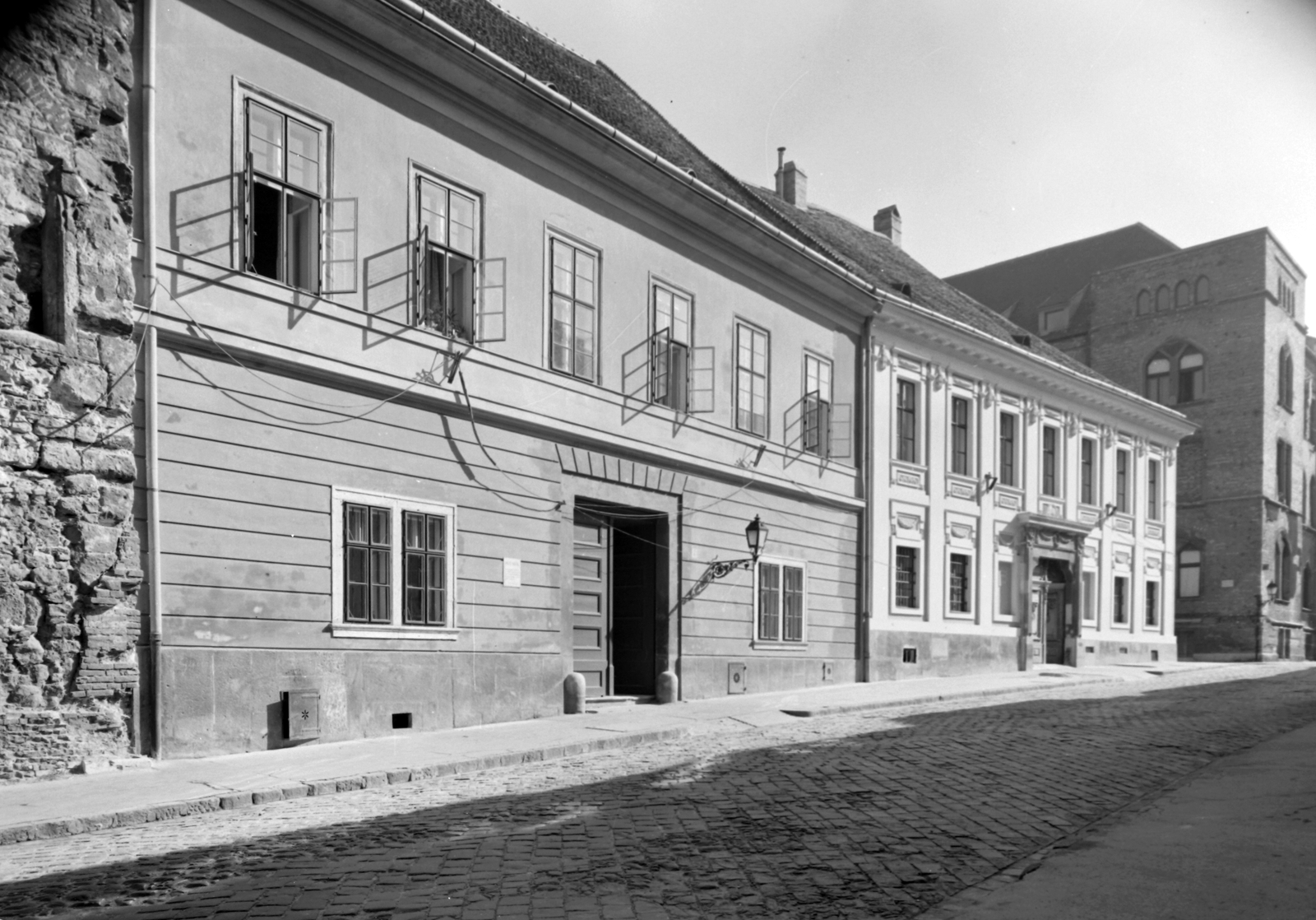 Hungary, Budapest I., Országház utca a Fortuna köz torkolatával, háttérben a volt Pénzügyminisztérium épülete., 1959, Építésügyi Dokumentációs és Információs Központ, VÁTI, street view, Baroque-style, cobblestones, gas lamp, Budapest, Fortepan #28796
