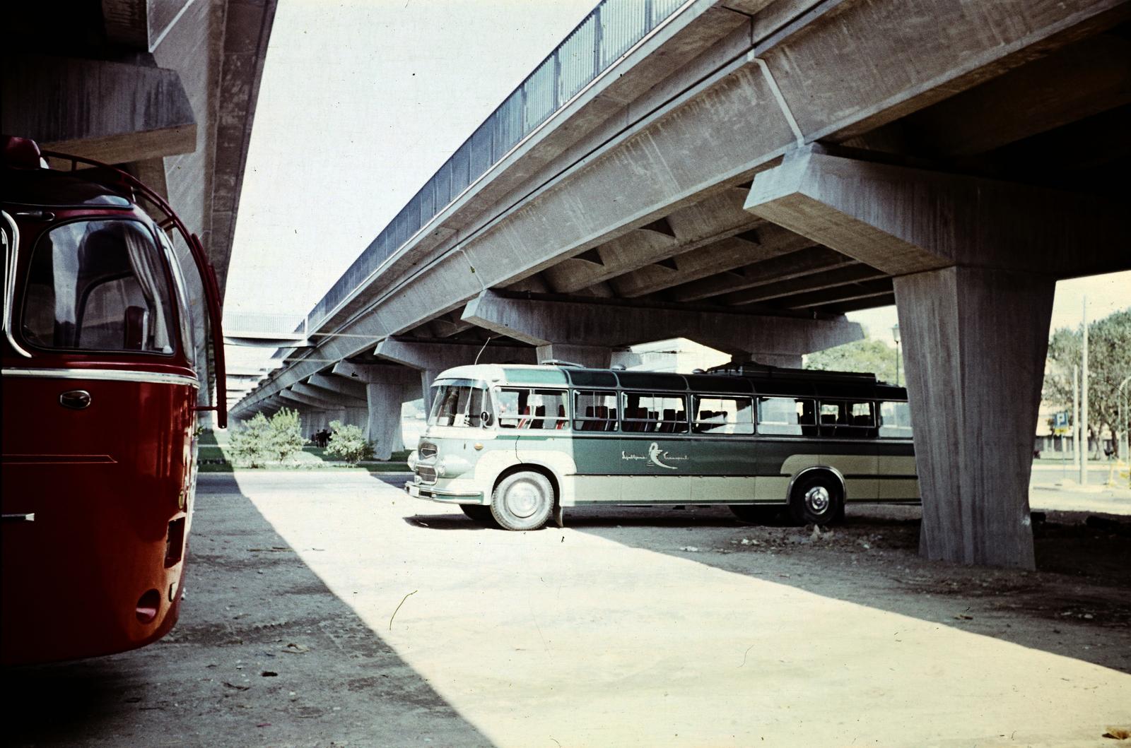 Italy, Rome, olimpiai falu (Villaggio Olimpico), a Corso di Francia viaduktja a Via Pietro de Coubertin kereszteződésénél., 1960, Csaba László örökösei, bus, colorful, Fortepan #287960
