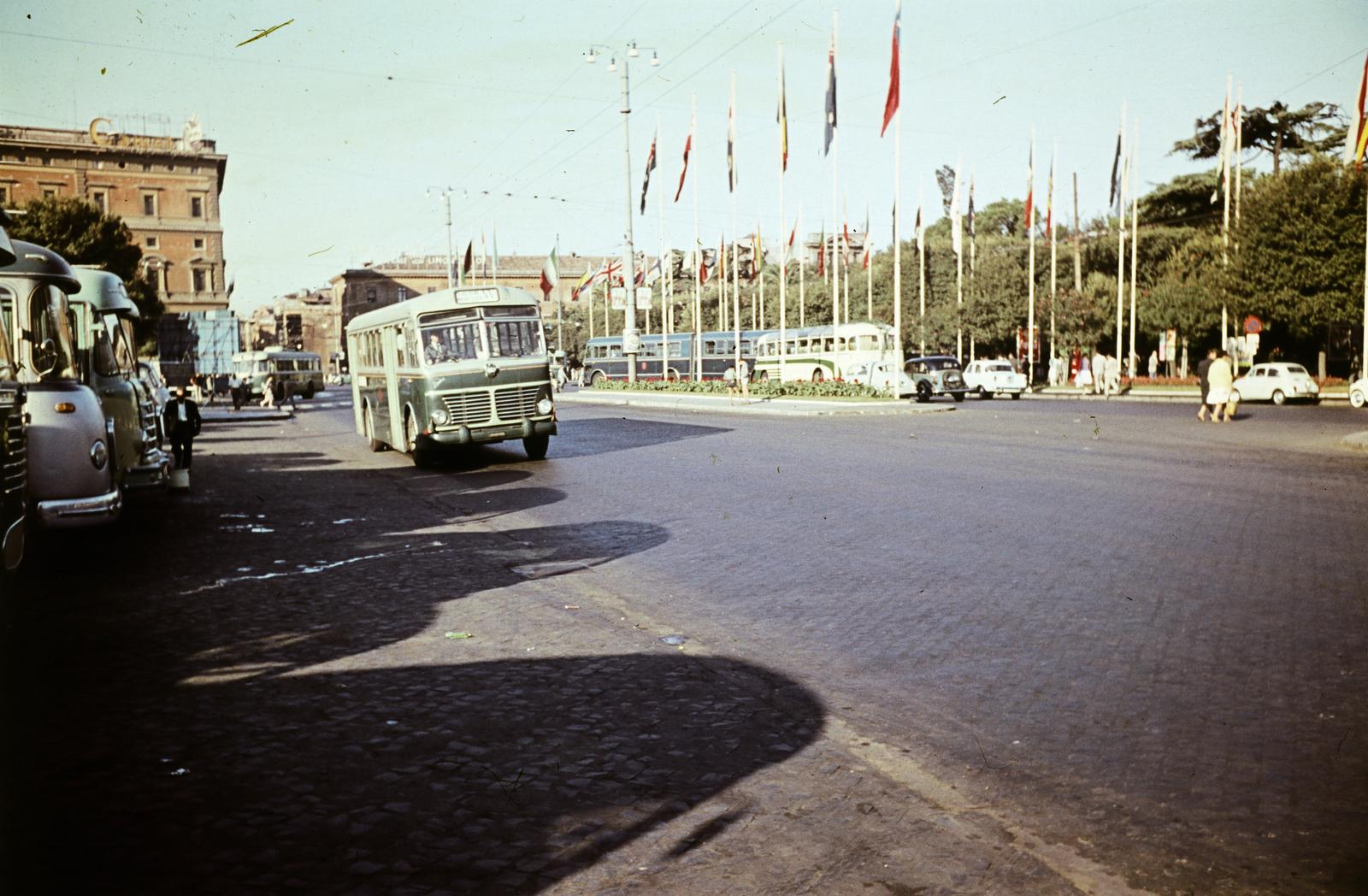 Olaszország, Róma, Viale Enrico de Nicola, balra a Piazza dei Cinquecento és a Palazzo Massimo alle Terme (ma a Museo Nazionale Romano egyik egyik kiállítóhelye.), 1960, Csaba László örökösei, színes, autóbusz, Fortepan #287965