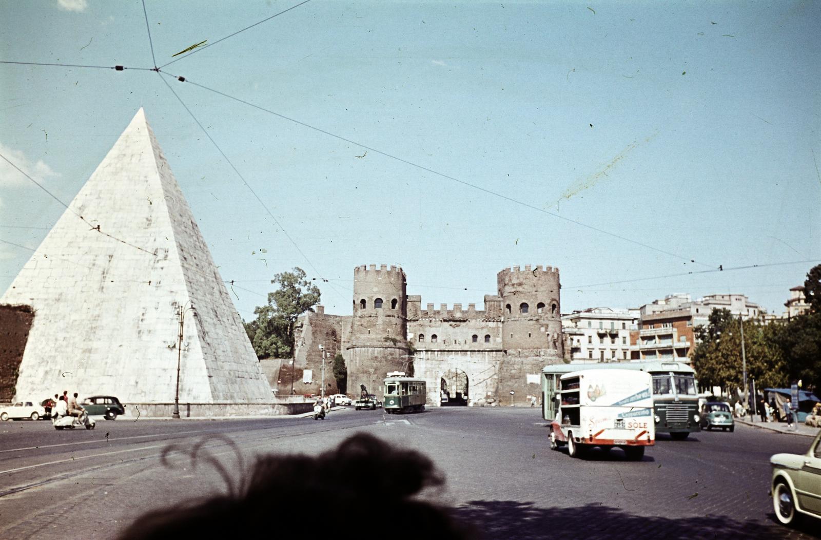 Italy, Rome, Via Ostiense, Caius Cestius síremléke / piramisa és a Szent Pál kapu., 1960, Csaba László örökösei, traffic, pyramid, bus, tram, colorful, Fortepan #287968