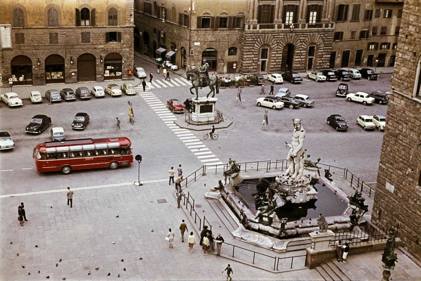 Italy, Florence, Piazza della Signoria, előtérben a Neptun kút, középen I. Cosimo de’ Medici lovas szobra. A felvétel a Loggia dei Lanzi-ról készült., 1960, Csaba László örökösei, colorful, sculpture, pool, horse sculpture, car park, dove, crosswalk, square, bus, Fortepan #287975