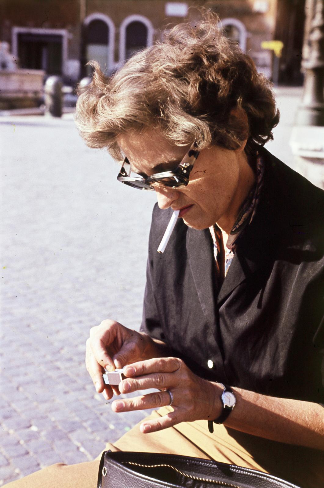 Italy, Rome, Piazza Navona, a Via Agonale felé nézve., 1960, Csaba László örökösei, colorful, woman, glasses, smoking, wrist watch, Fortepan #287976