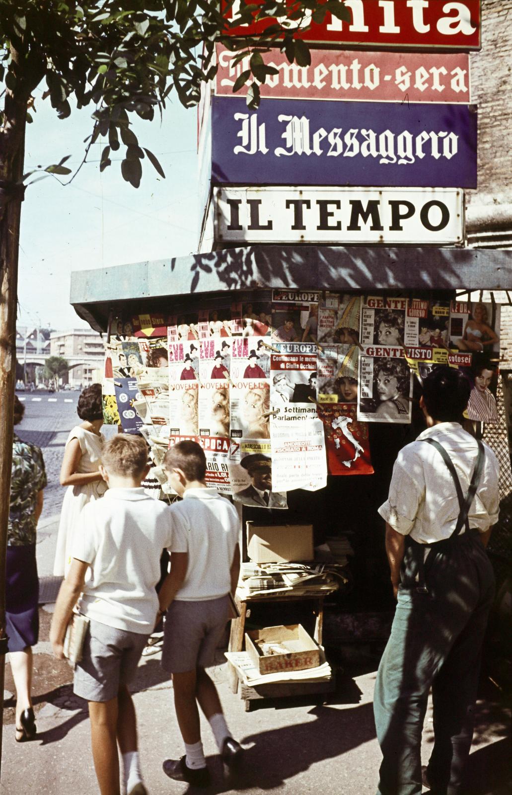 Italy, Rome, Via di Porta Cavalleggeri a Piazza di San Pietro mellett, a Piazzale Gregorio VII felé nézve. Az újságos kioszk közvetlenül a Vatikán határfala tövében áll., 1960, Csaba László örökösei, colorful, Italian sign, newsstand, Fortepan #287977
