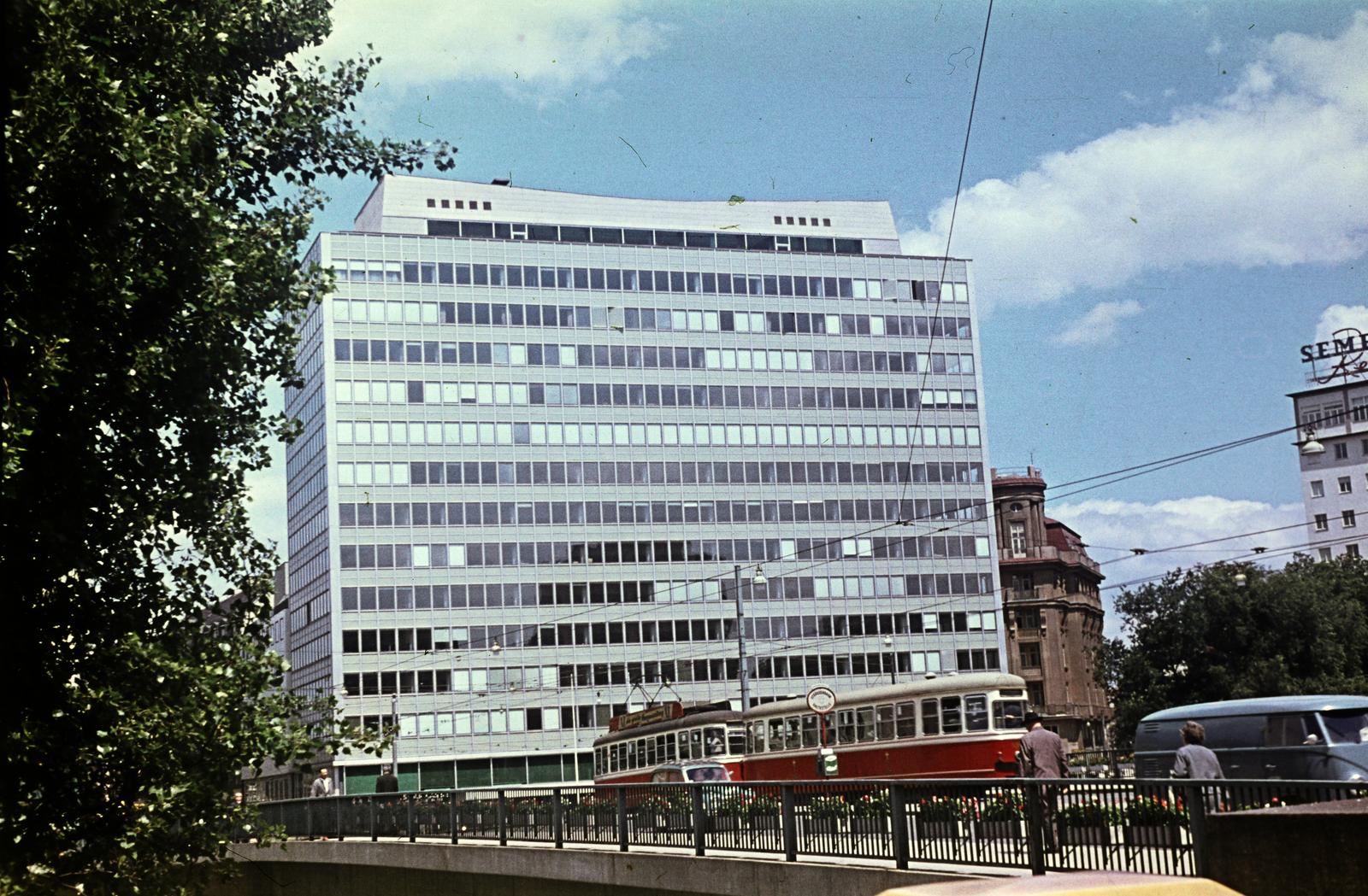 Austria, Vienna, Schwedenbrücke a Dunacsatorna felett, hídfő a Schwedenplatz-nál. A túlparton a Praterstraße mellett álló épület látható., 1962, Csaba László örökösei, colorful, modern architecture, tram, Fortepan #287980