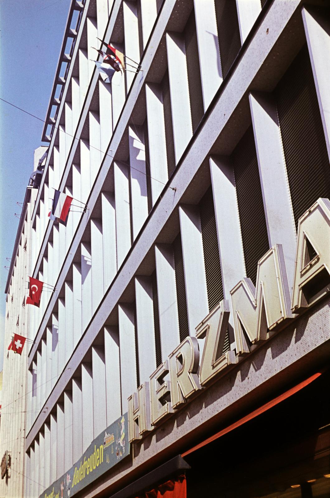 Austria, Vienna, Mariahilfer Strasse 26-31., a Stiftgasse sarkán a Kaufhaus Herzmansky., 1962, Csaba László örökösei, colorful, Fortepan #287986