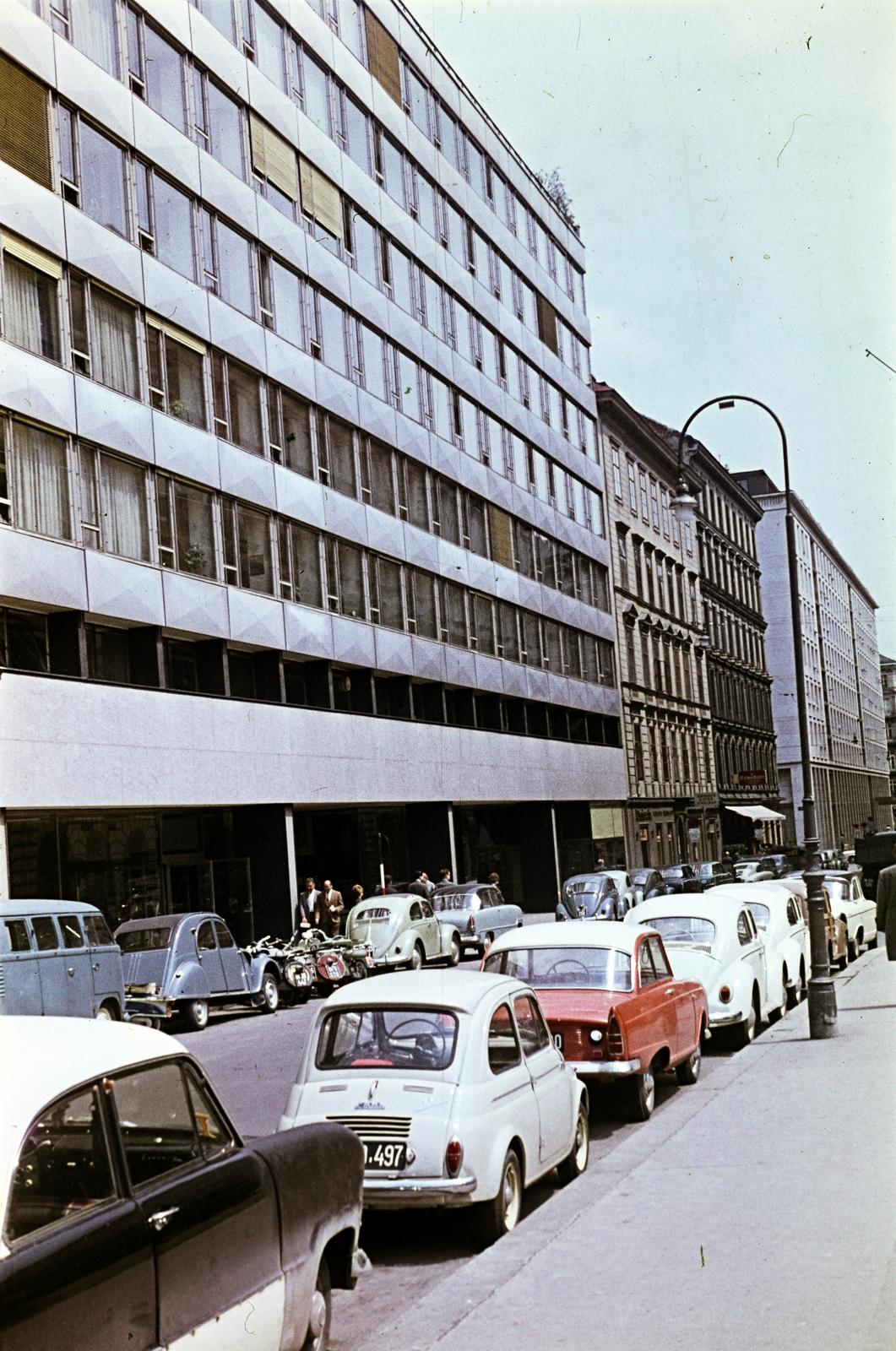 Austria, Vienna, előtérben az Elisabethstraße 12., a Böhlerhaus (a Gebrüder Böhler & Co. AG irodaháza)., 1962, Csaba László örökösei, automobile, untitled, Fortepan #287992