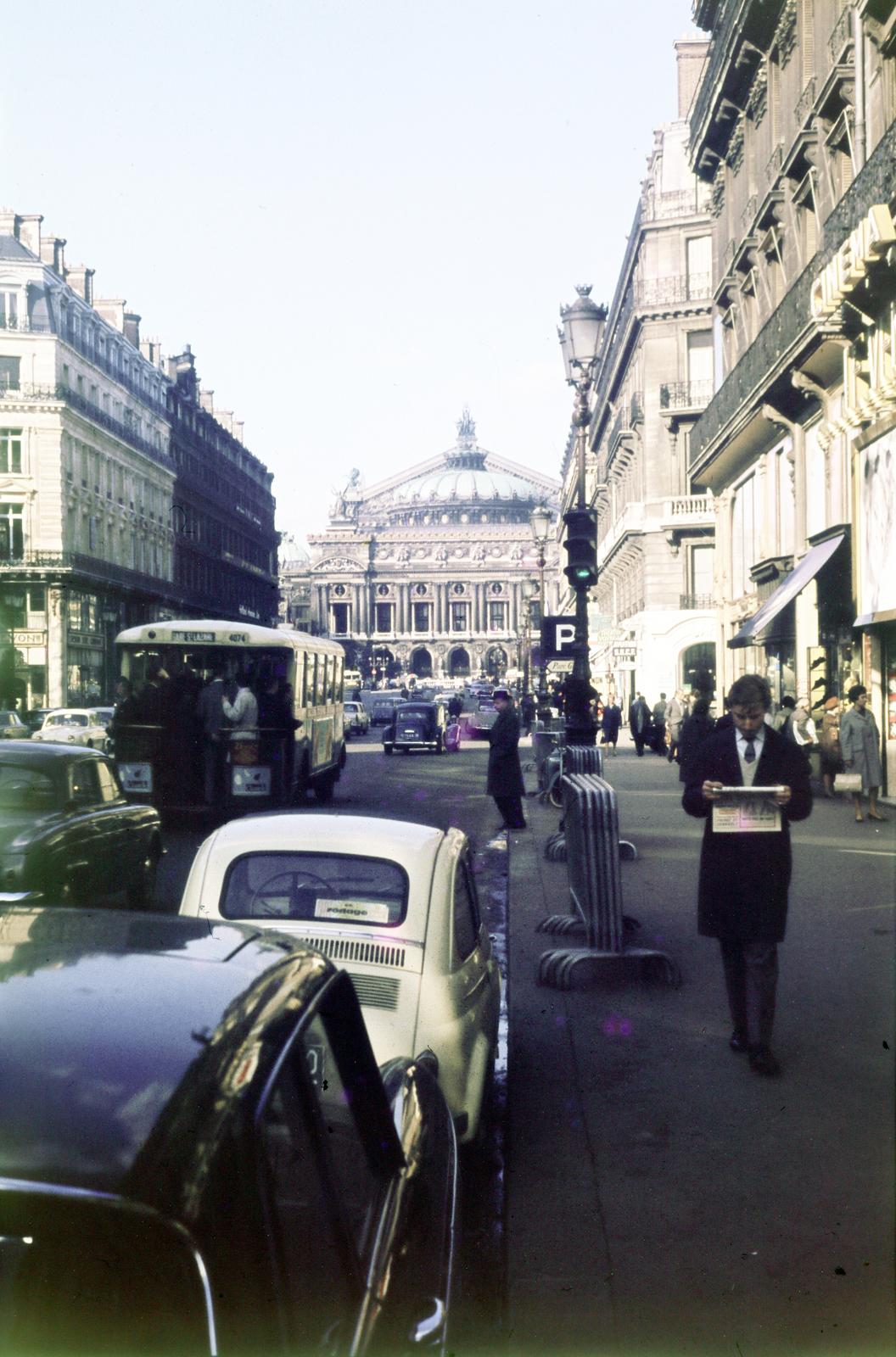 France, Paris, Avenue de l'Opéra, középen a Rue d'Antin kereszteződése, háttérben a Place de l'Opéra és az Opera (Palais Garnier)., 1962, Csaba László örökösei, traffic, Fortepan #287999